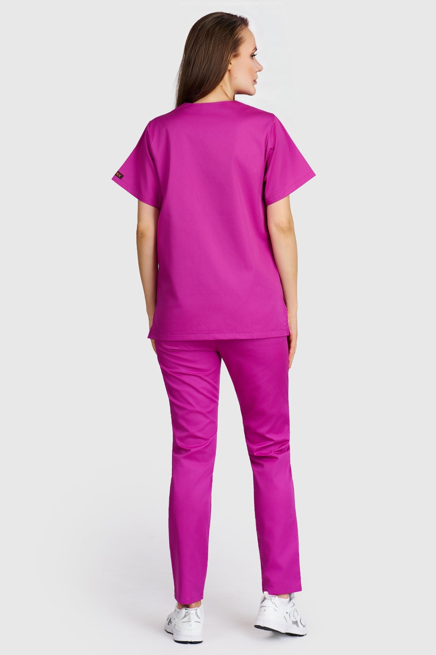 Costum medical femei fucsia - bluza medicala cu guler in V si pantaloni cu elastic, vedere din spate - AKITEX