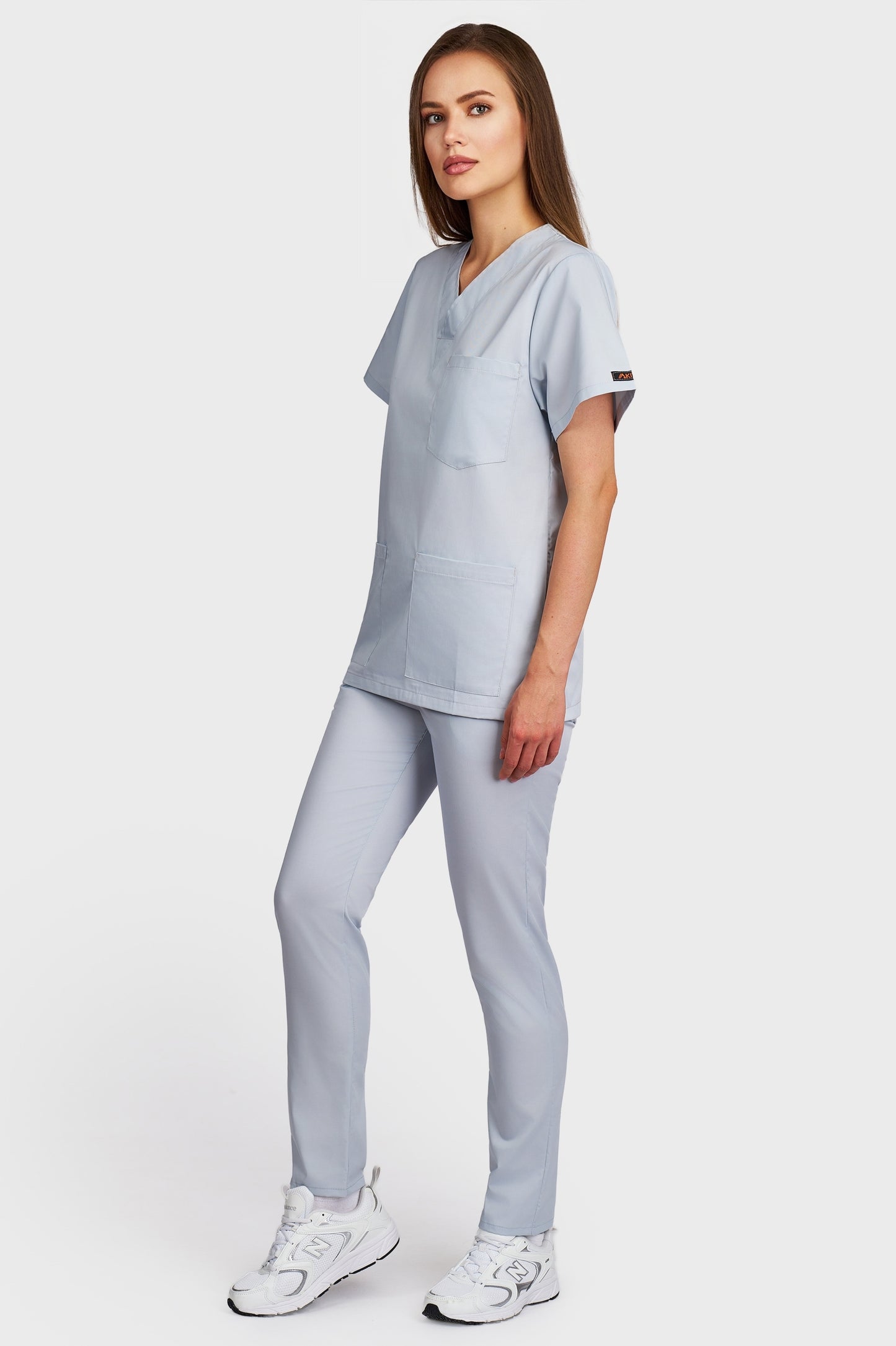Costum medical femei gri - bluza medicala cu guler in V si pantaloni cu elastic, vedere laterala - AKITEX