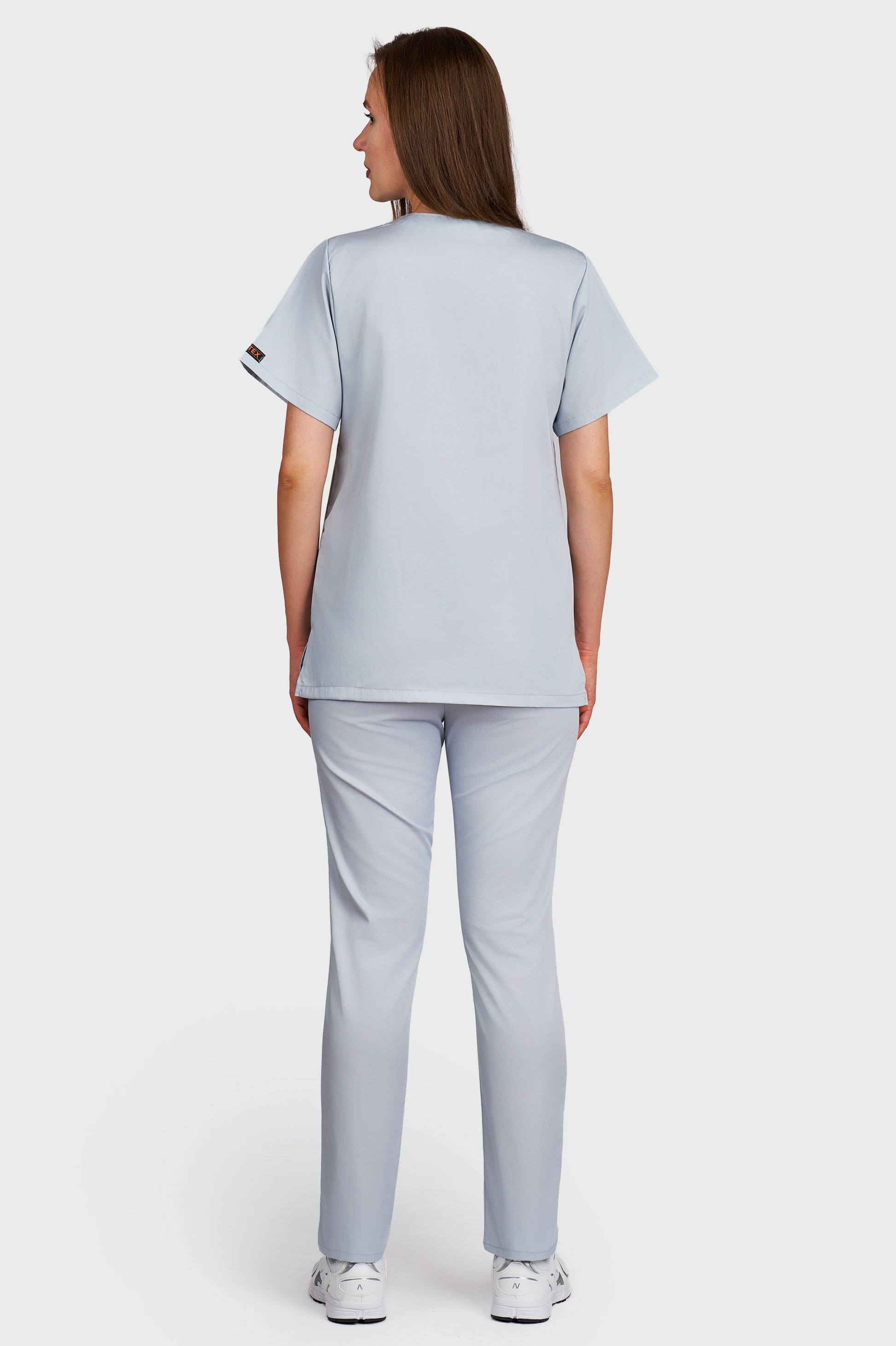 Costum medical femei gri - bluza medicala cu guler in V si pantaloni cu elastic, vedere din spate - AKITEX