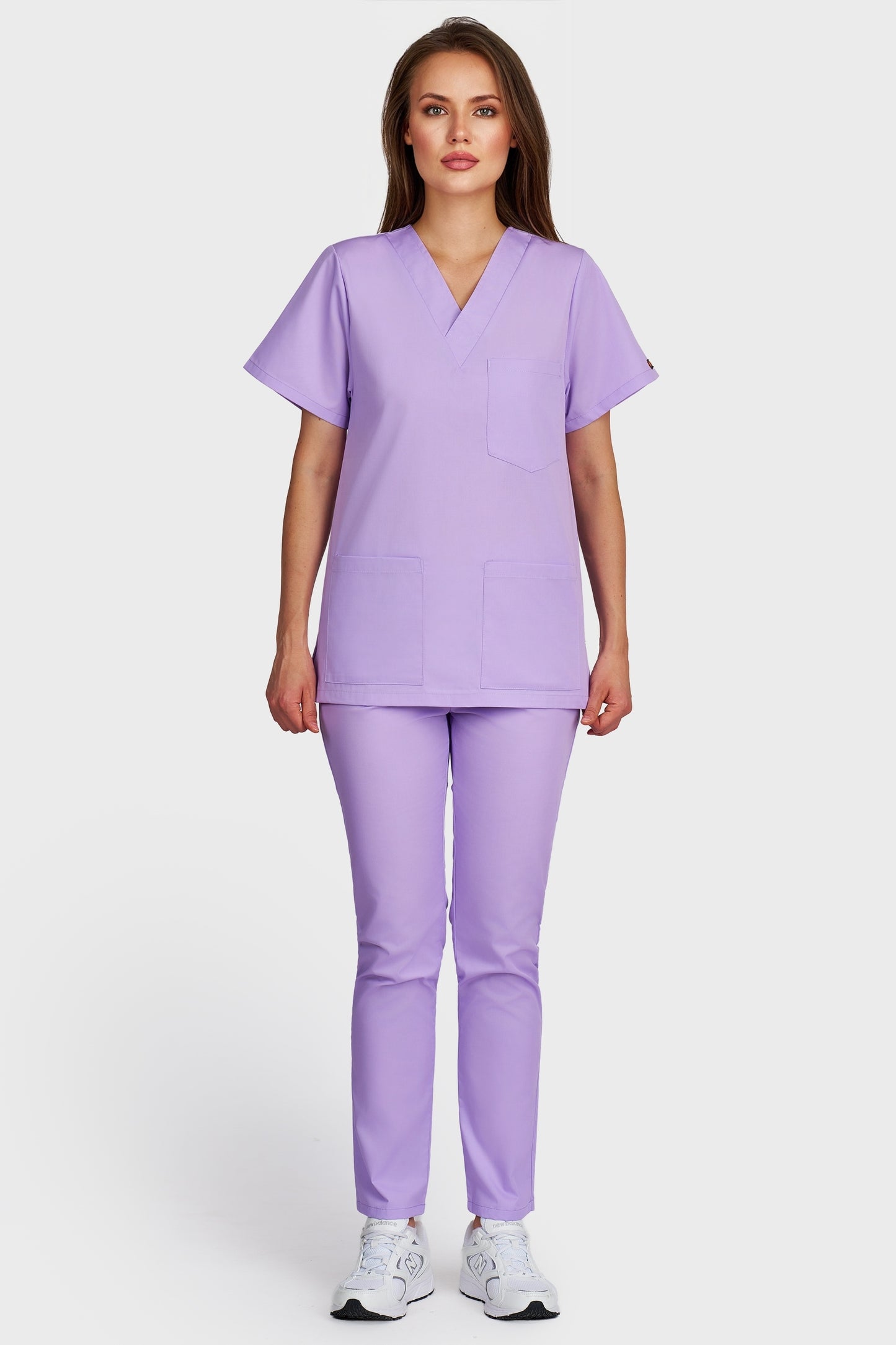 Costum medical femei lila - bluza medicala cu guler in V si pantaloni cu elastic, vedere din fata - AKITEX