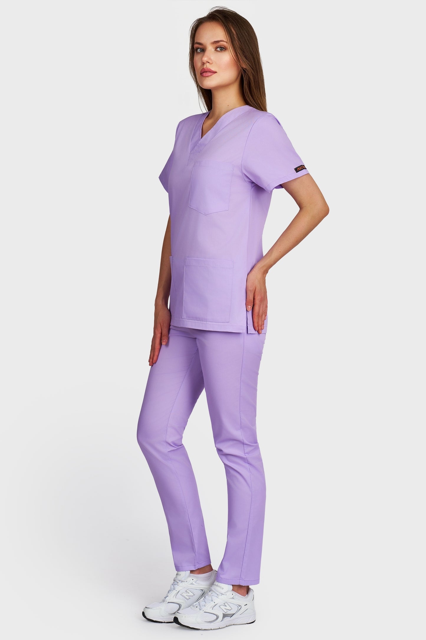 Costum medical femei lila - bluza medicala cu guler in V si pantaloni cu elastic, vedere laterala - AKITEX