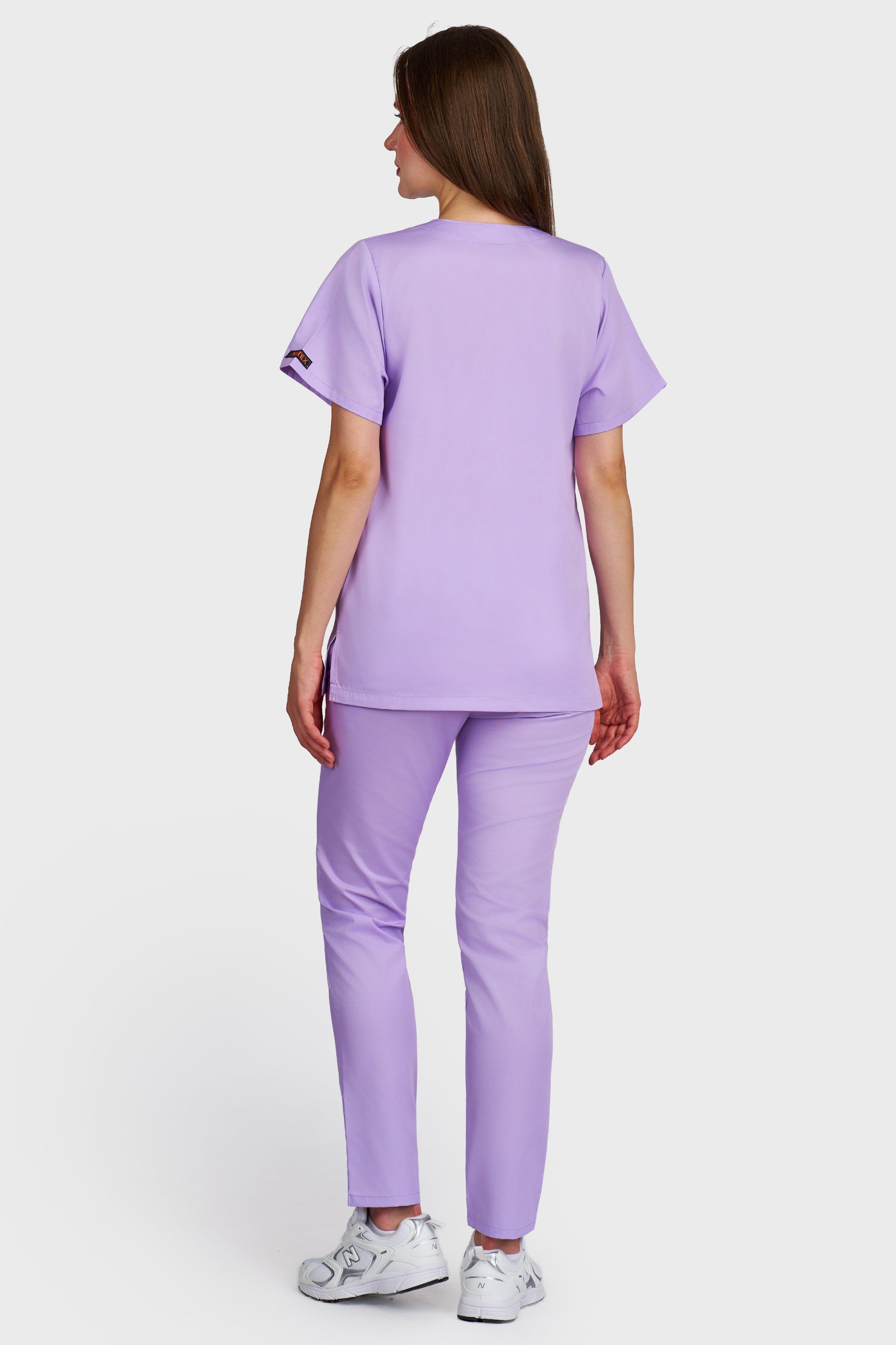 Costum medical femei lila - bluza medicala cu guler in V si pantaloni cu elastic, vedere din spate - AKITEX
