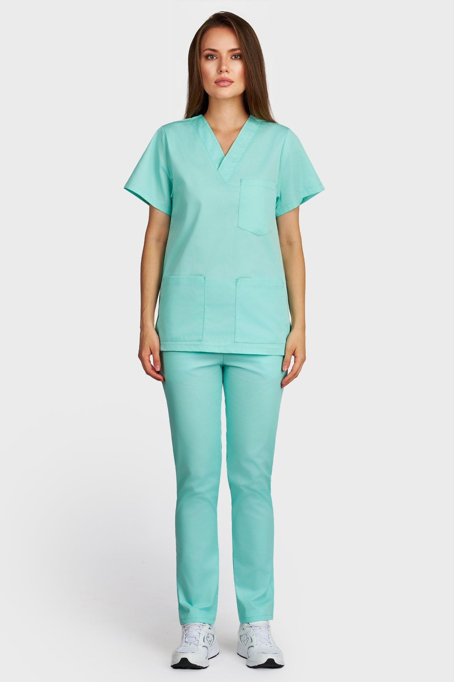 Costum medical femei menta - bluza medicala cu guler in V si pantaloni cu elastic, vedere din fata - AKITEX