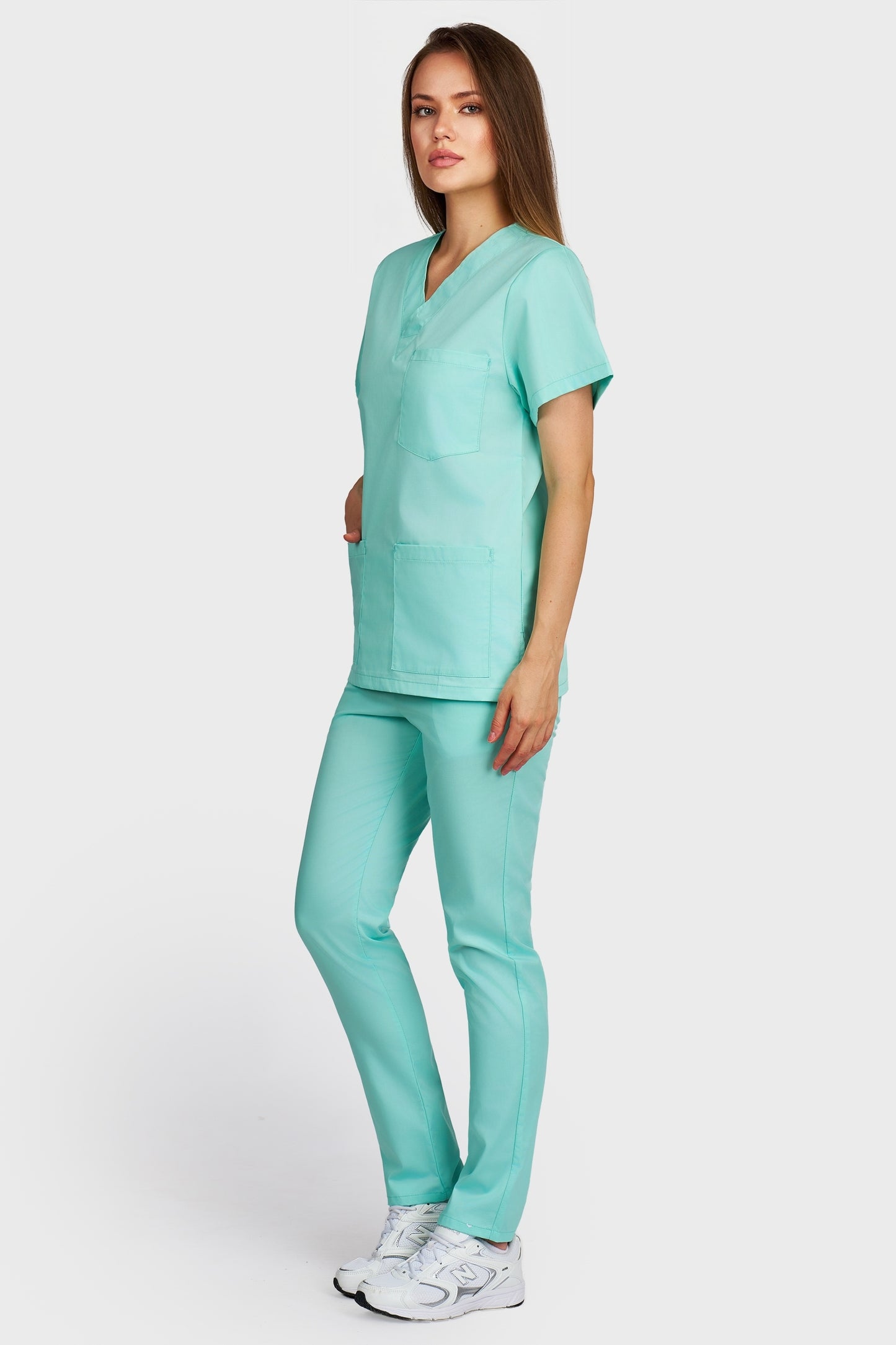 Costum medical femei menta - bluza medicala cu guler in V si pantaloni cu elastic, vedere laterala - AKITEX