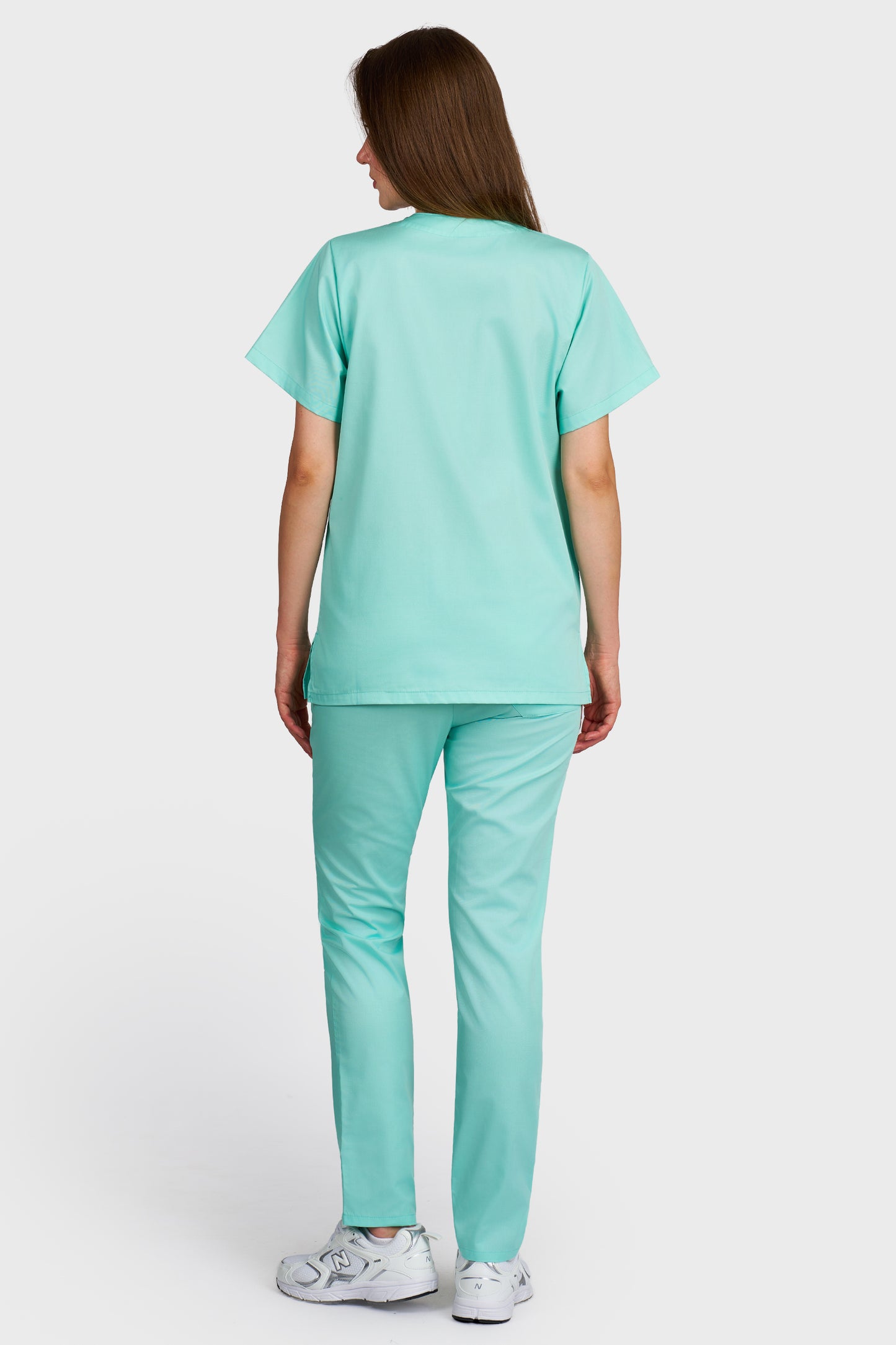 Costum medical femei menta - bluza medicala cu guler in V si pantaloni cu elastic, vedere din spate - AKITEX