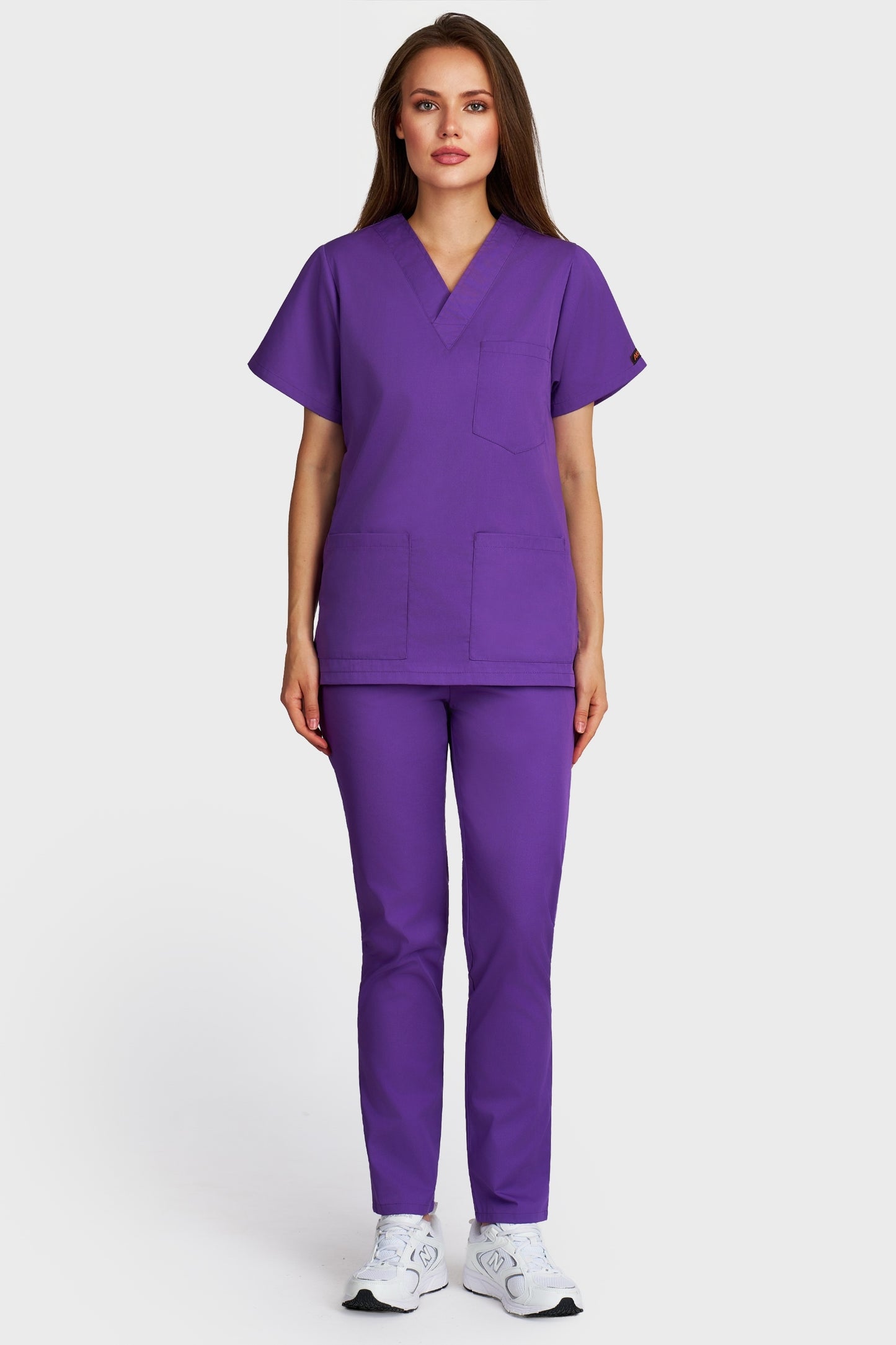 Costum medical femei mov - bluza medicala cu guler in V si pantaloni cu elastic, vedere din fata - AKITEX