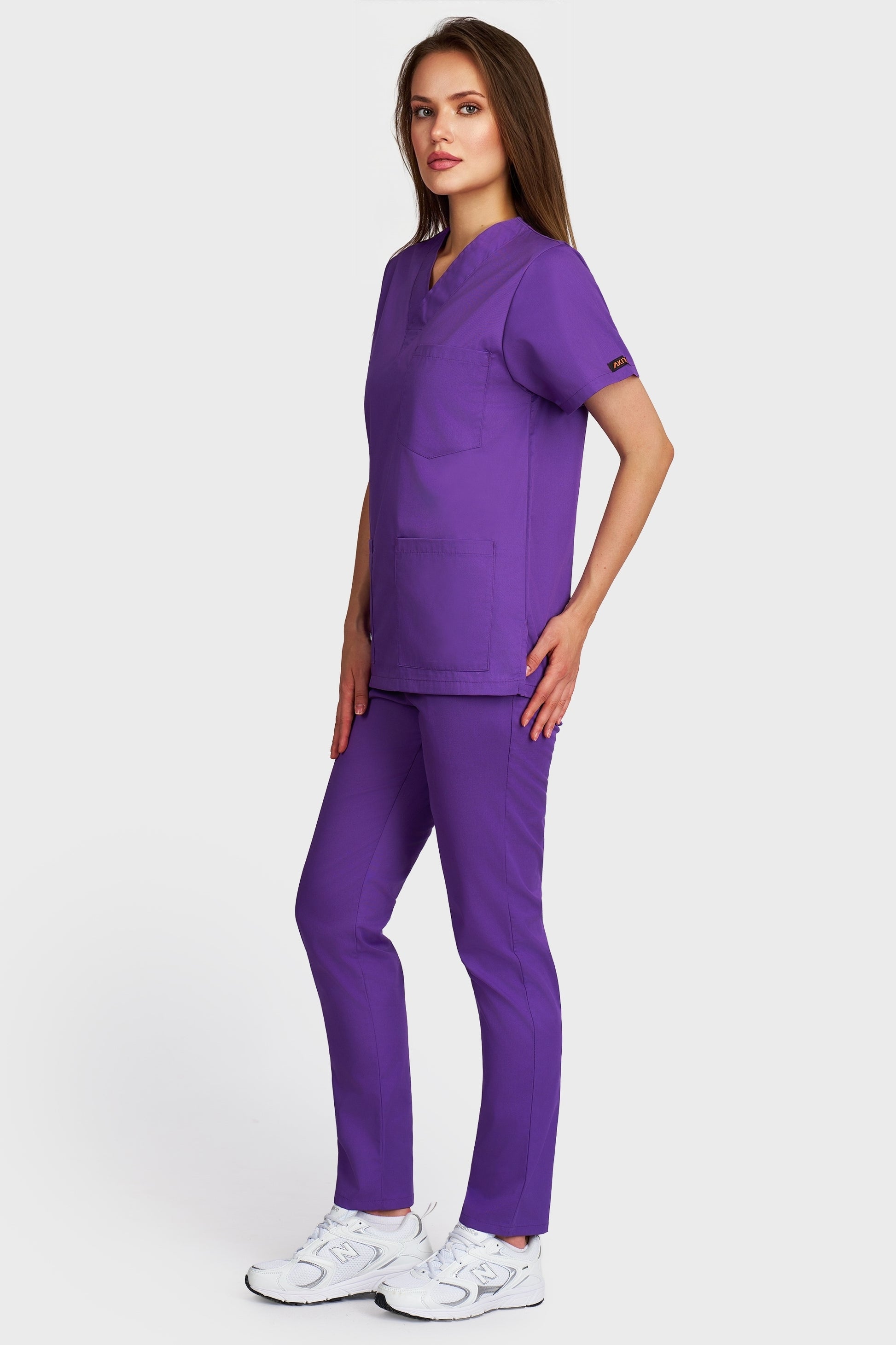 Costum medical femei mov - bluza medicala cu guler in V si pantaloni cu elastic, vedere laterala - AKITEX