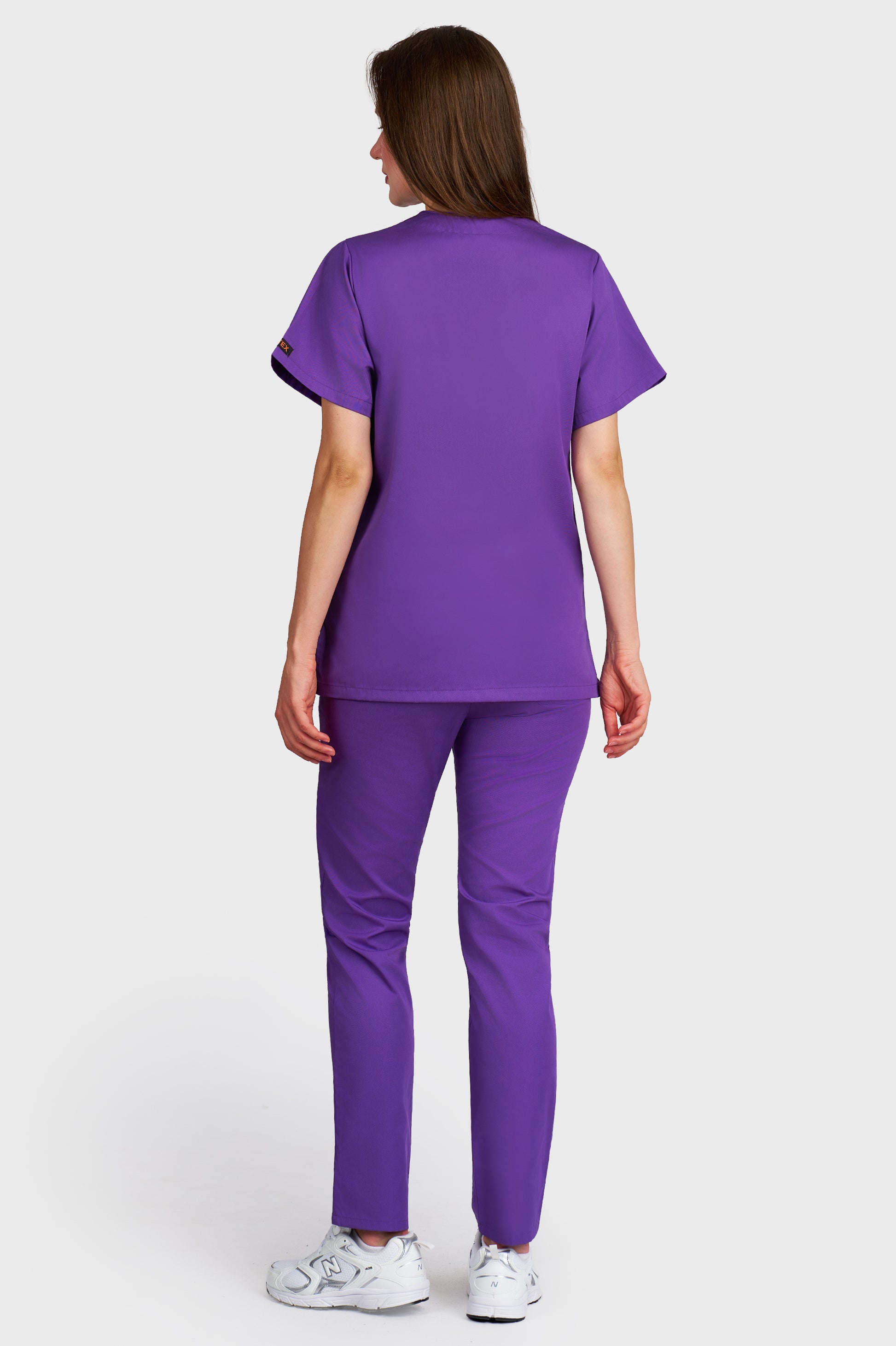 Costum medical femei mov - bluza medicala cu guler in V si pantaloni cu elastic, vedere din spate - AKITEX