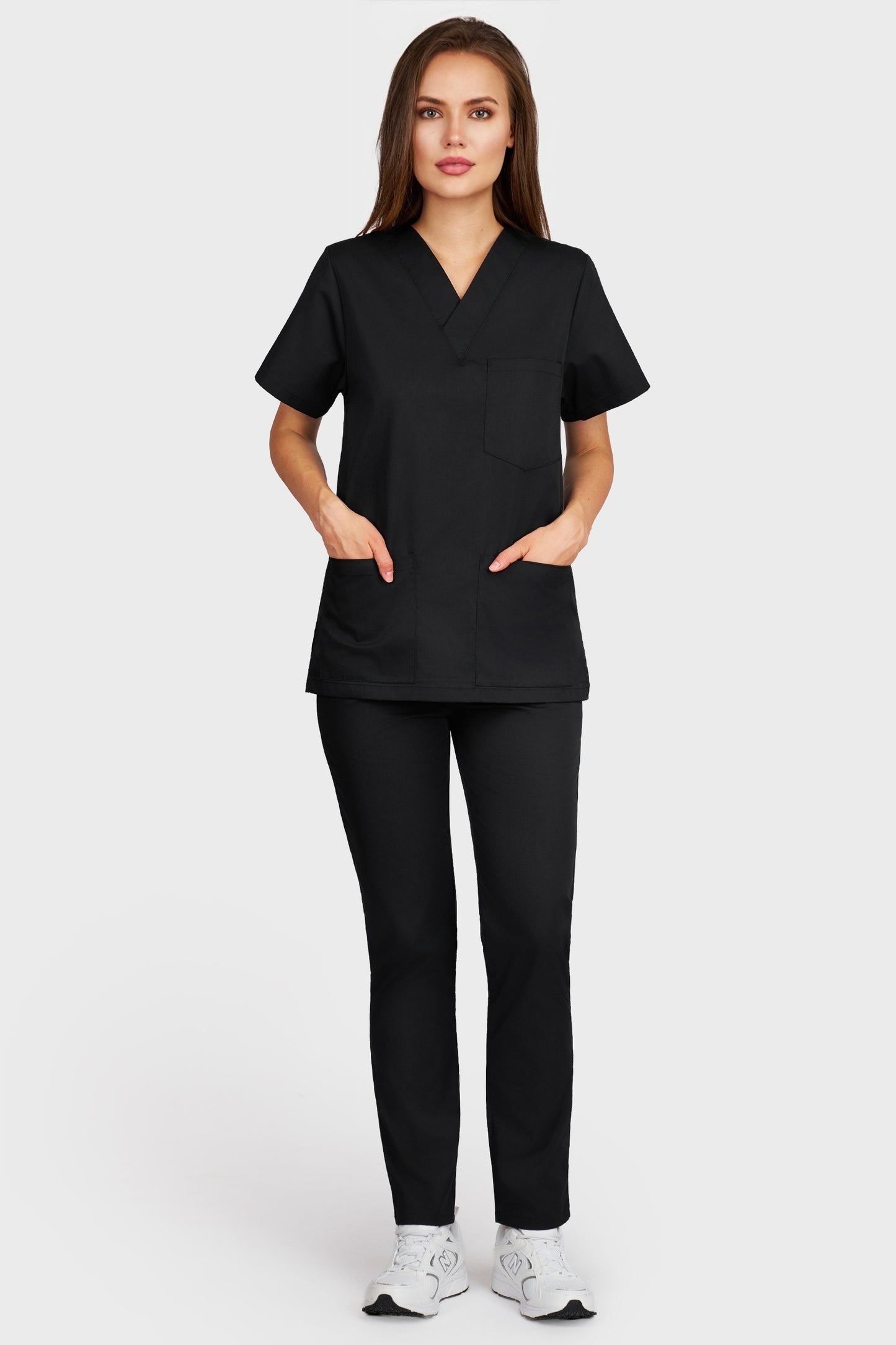 Costum medical femei negru - bluza medicala cu guler in V si pantaloni cu elastic, vedere din fata - AKITEX