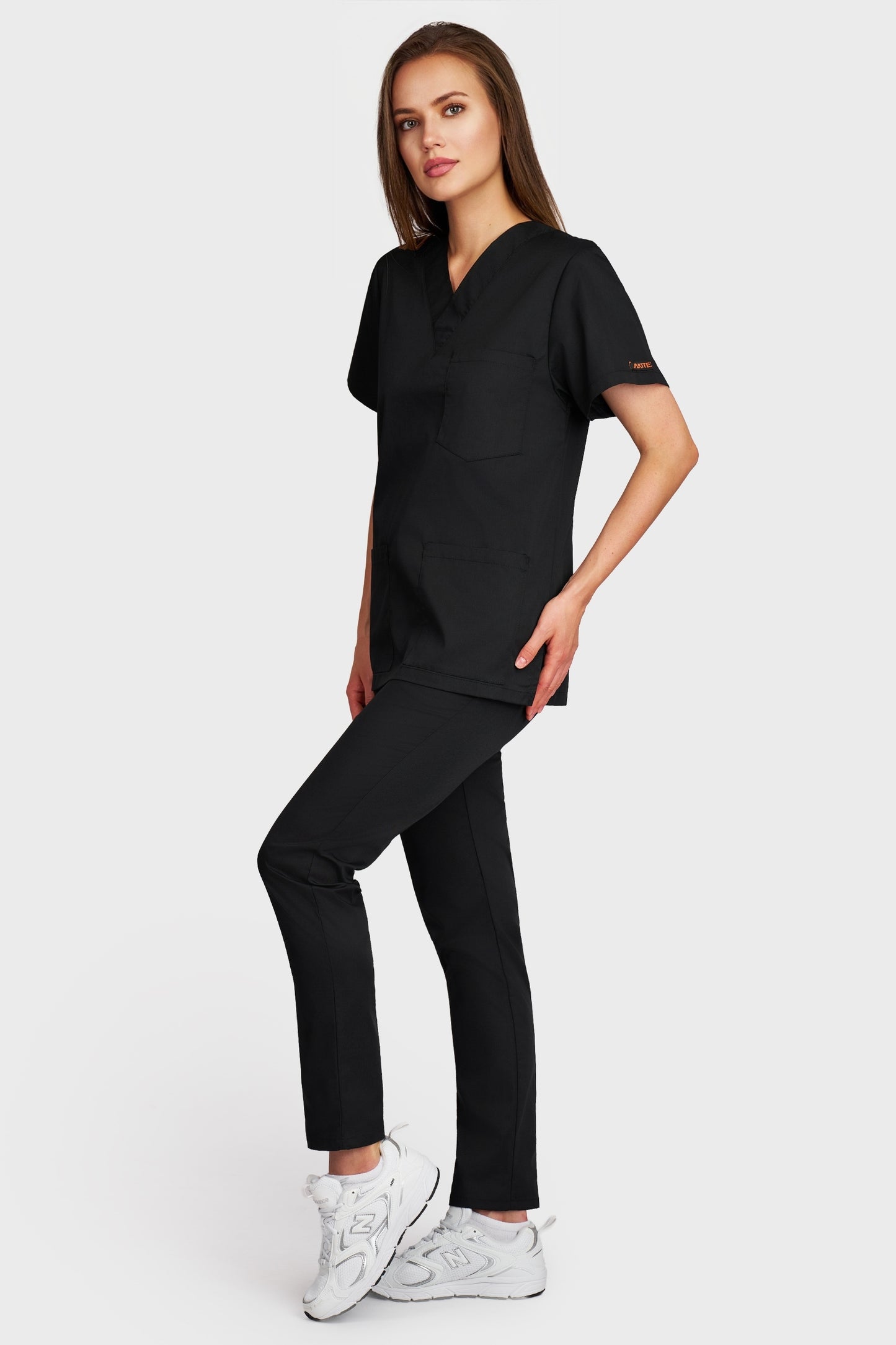 Costum medical femei negru - bluza medicala cu guler in V si pantaloni cu elastic, vedere laterala - AKITEX