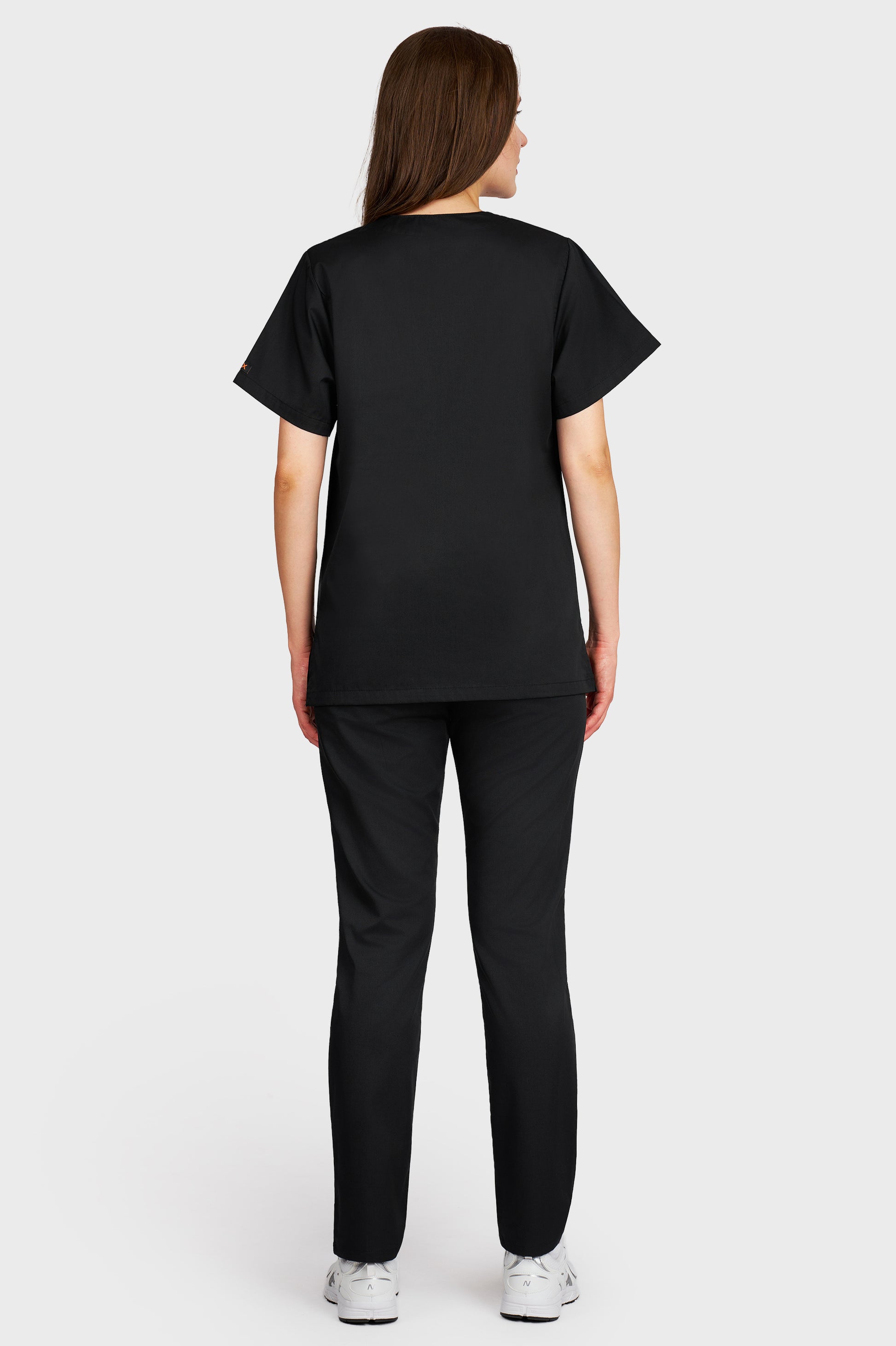 Costum medical femei negru - bluza medicala cu guler in V si pantaloni cu elastic, vedere din spate - AKITEX