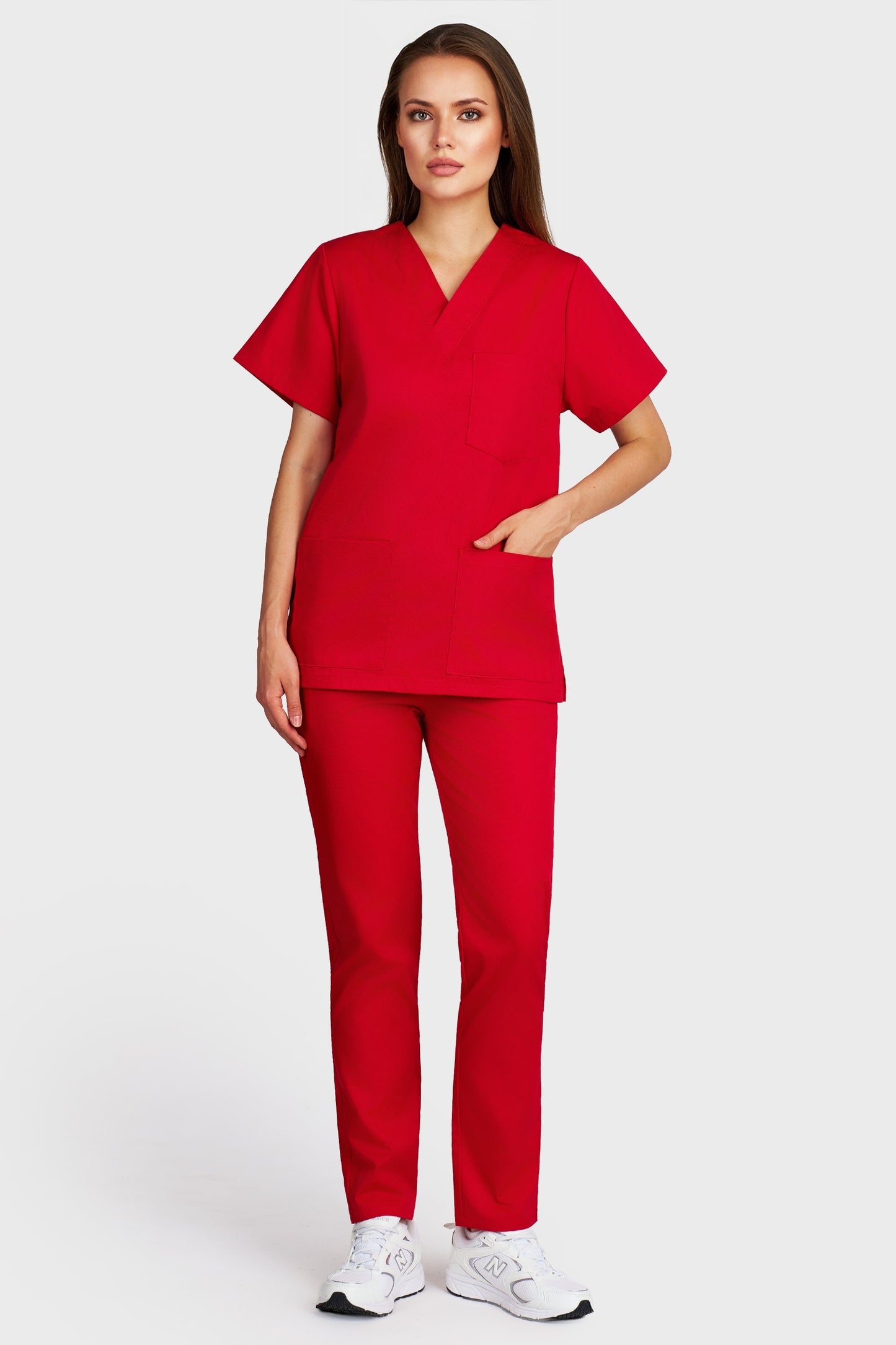 Costum medical femei rosu - bluza medicala cu guler in V si pantaloni cu elastic, vedere din fata - AKITEX