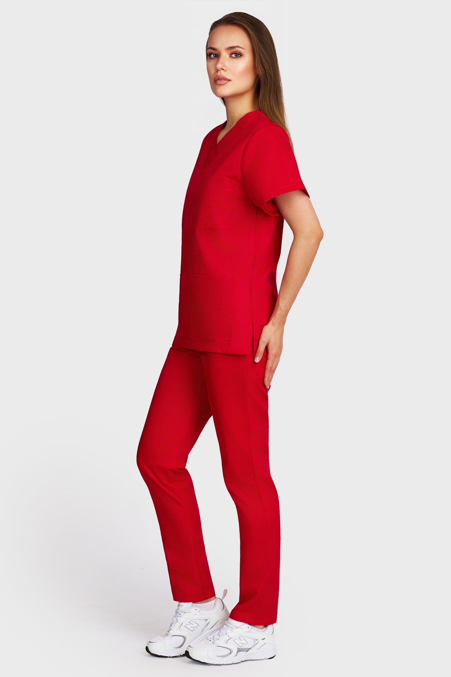 Costum medical femei rosu - bluza medicala cu guler in V si pantaloni cu elastic, vedere laterala - AKITEX