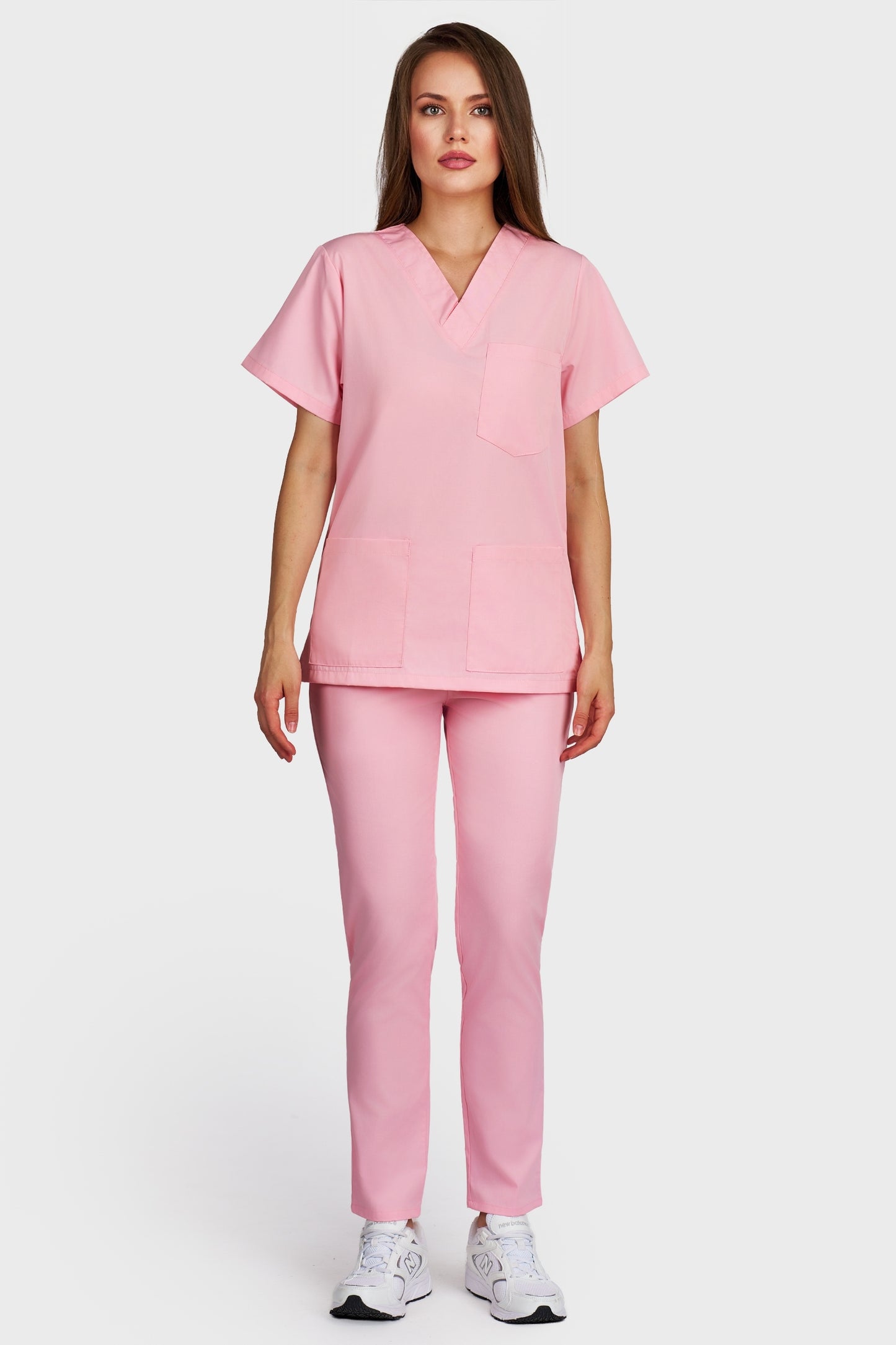 Costum medical femei roz - bluza medicala cu guler in V si pantaloni cu elastic, vedere din fata - AKITEX