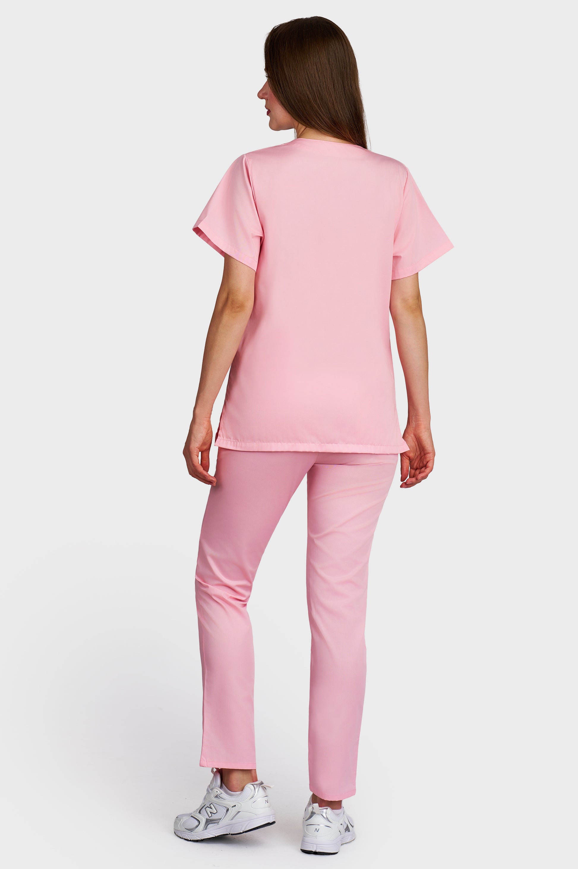 Costum medical femei roz - bluza medicala cu guler in V si pantaloni cu elastic, vedere din spate - AKITEX