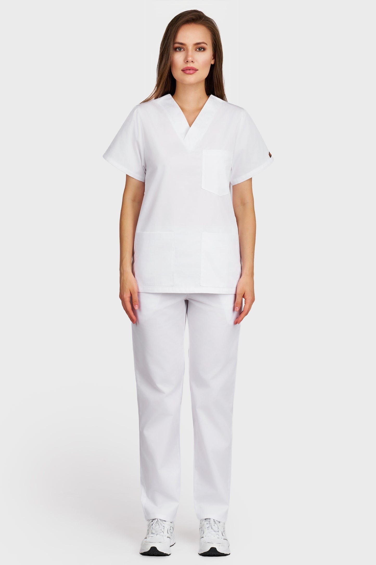 Costum medical femei alb - bluza medicala cu guler in V si pantaloni cu elastic si snur, vedere din fata - AKITEX
