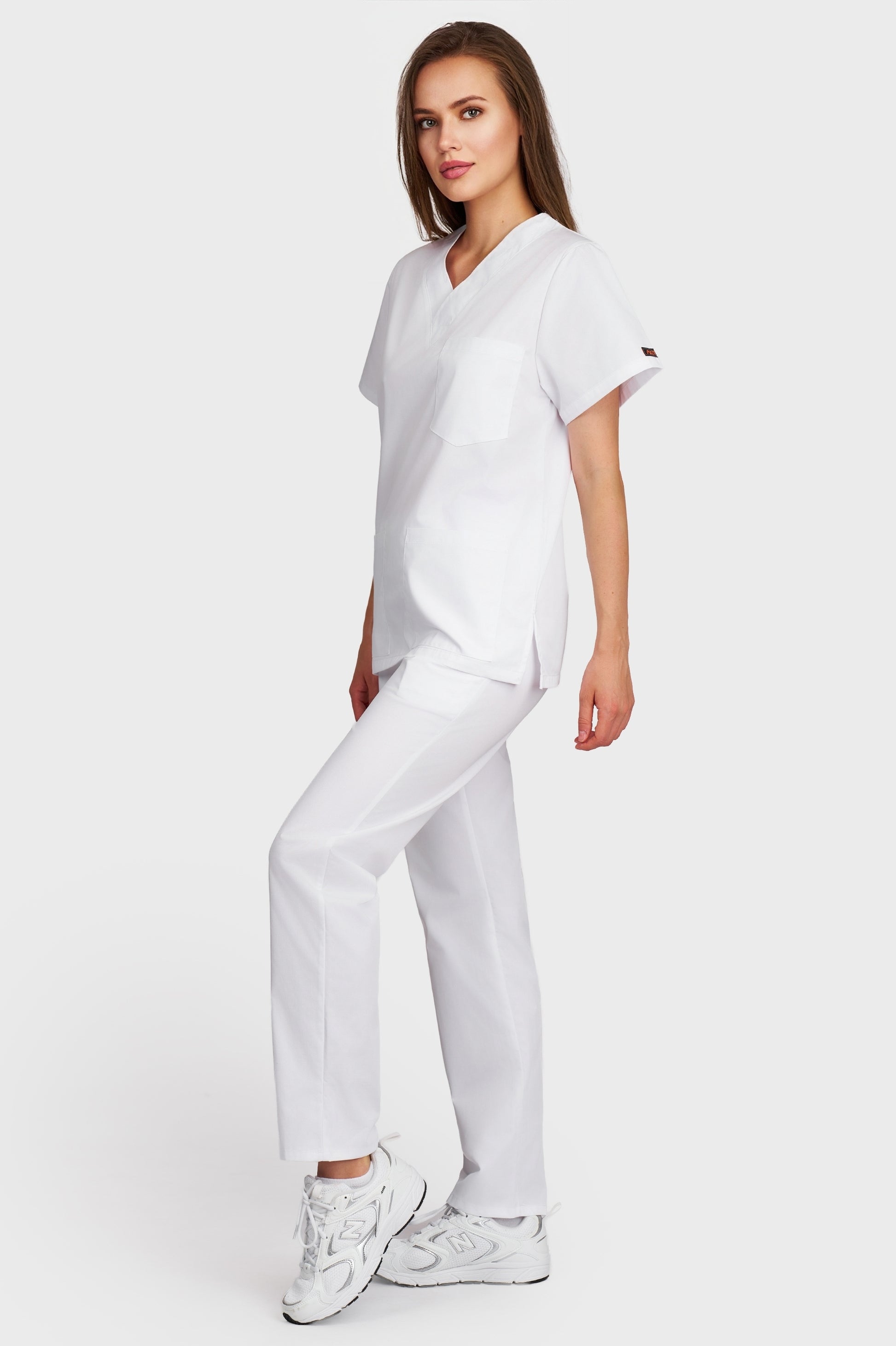 Costum medical femei alb - bluza medicala cu guler in V si pantaloni cu elastic si snur, vedere laterala - AKITEX