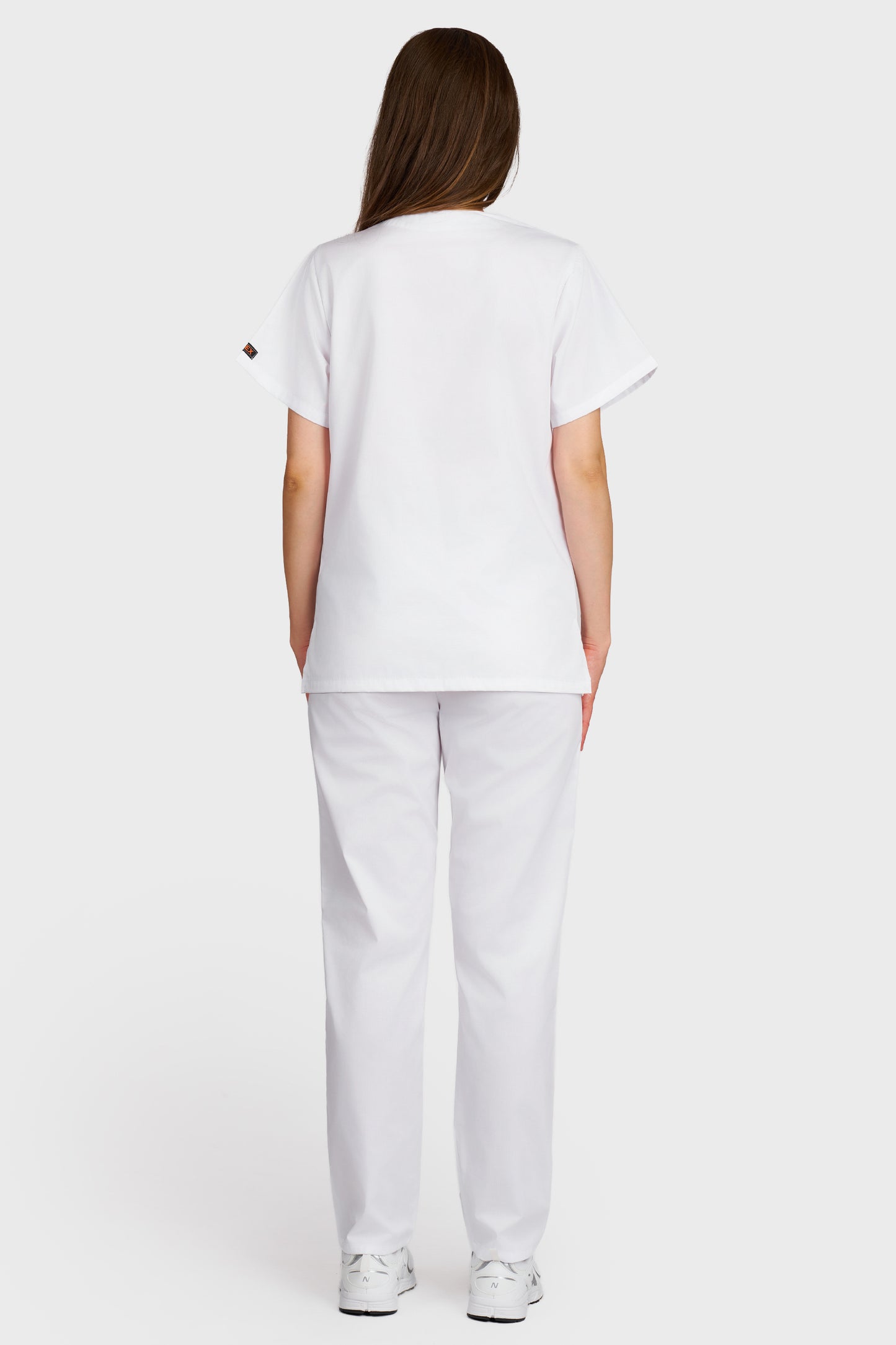 Costum medical femei alb - bluza medicala cu guler in V si pantaloni cu elastic si snur, vedere din spate - AKITEX