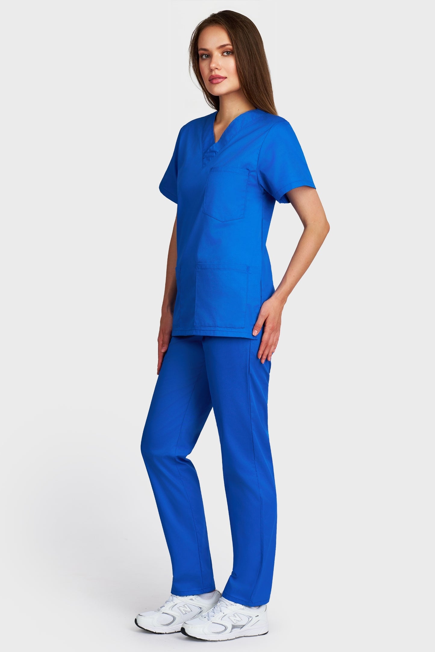 Costum medical femei albastru royal - bluza medicala cu guler in V si pantaloni cu elastic si snur, vedere laterala - AKITEX