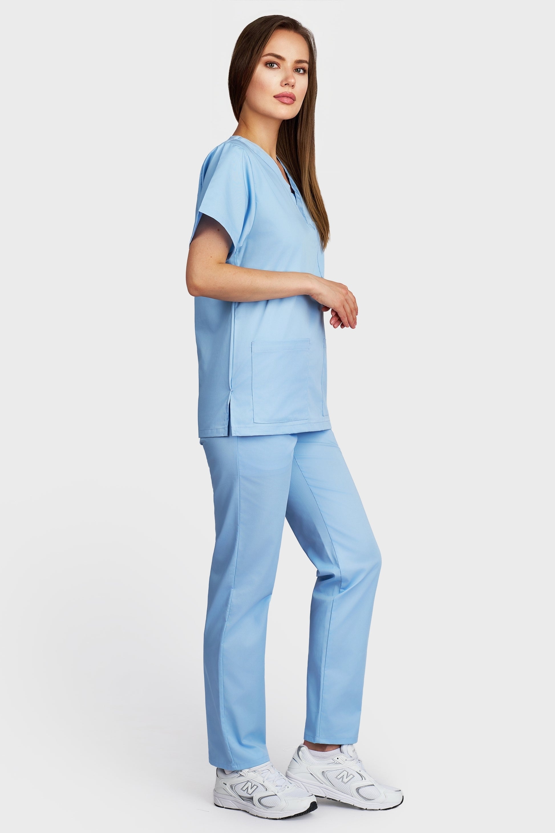 Costum medical femei lightblue - bluza medicala cu guler in V si pantaloni cu elastic si snur, vedere laterala - AKITEX