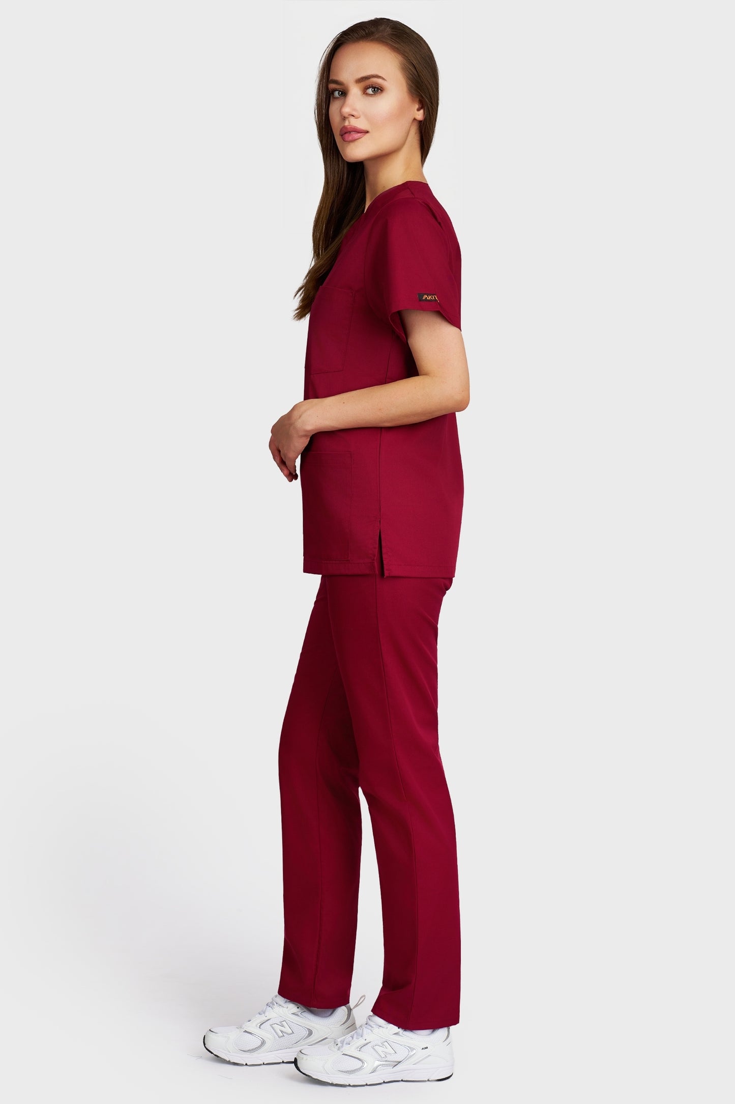 Costum medical femei bordo - bluza medicala cu guler in V si pantaloni cu elastic si snur, vedere laterala - AKITEX