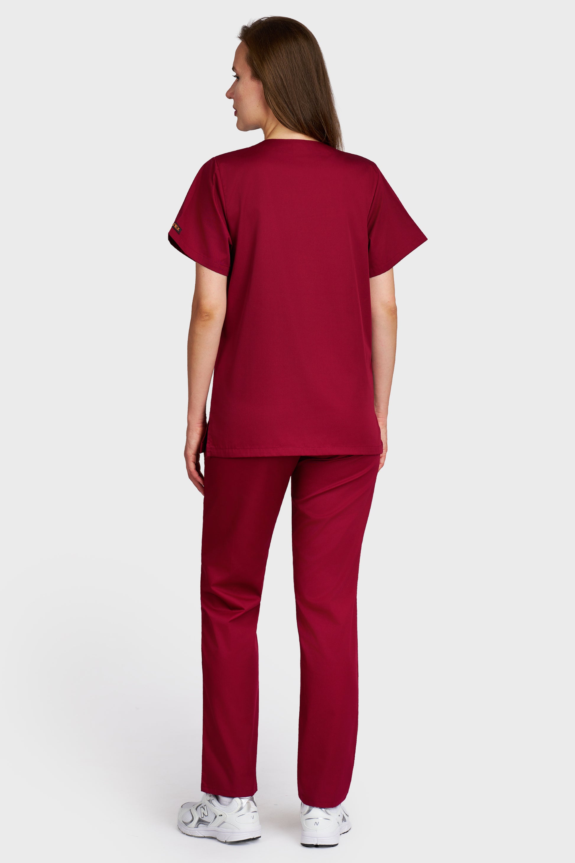 Costum medical femei bordo - bluza medicala cu guler in V si pantaloni cu elastic si snur, vedere din spate - AKITEX