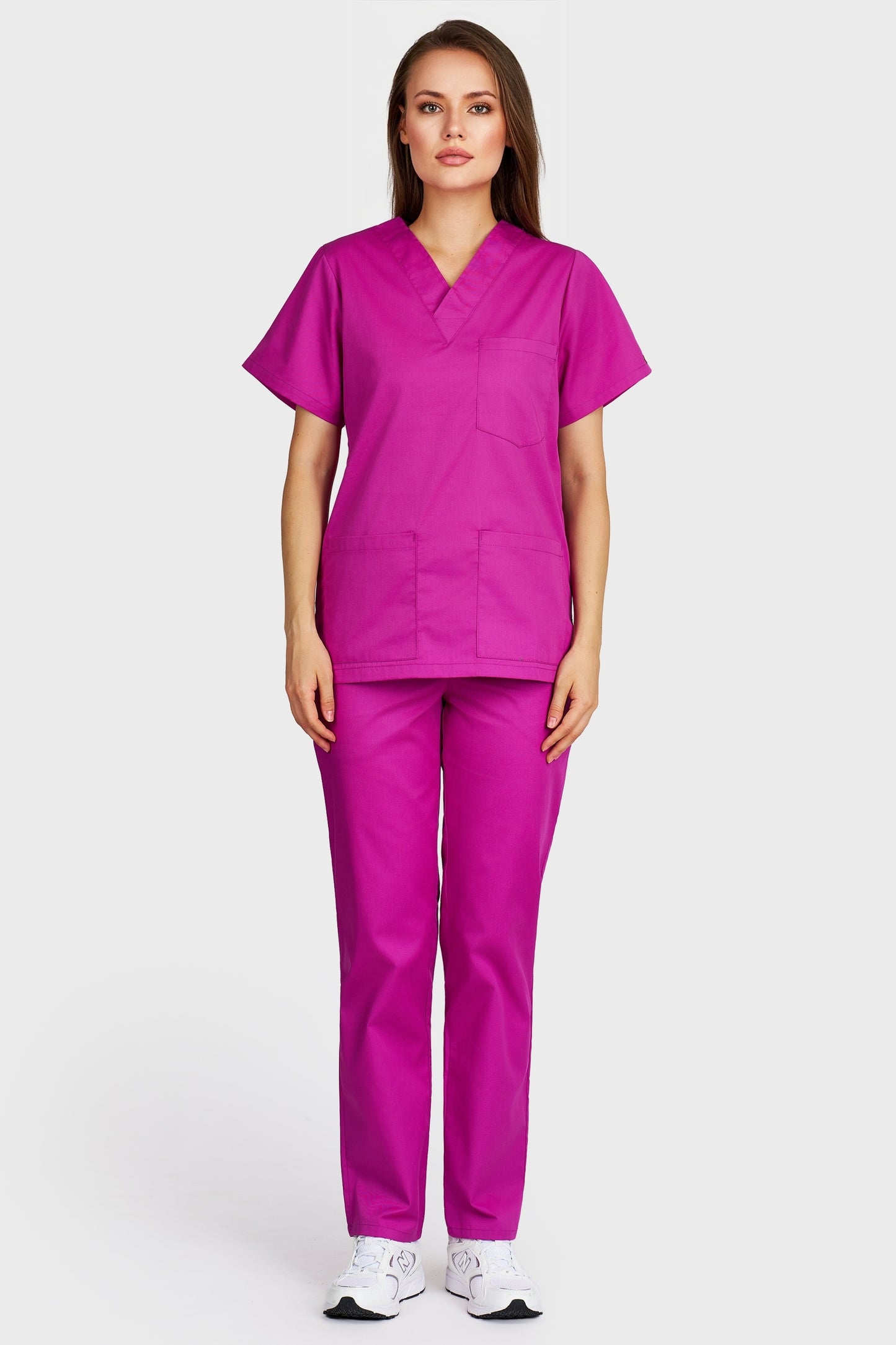 Costum medical femei fucsia - bluza medicala cu guler in V si pantaloni cu elastic si snur, vedere din fata - AKITEX