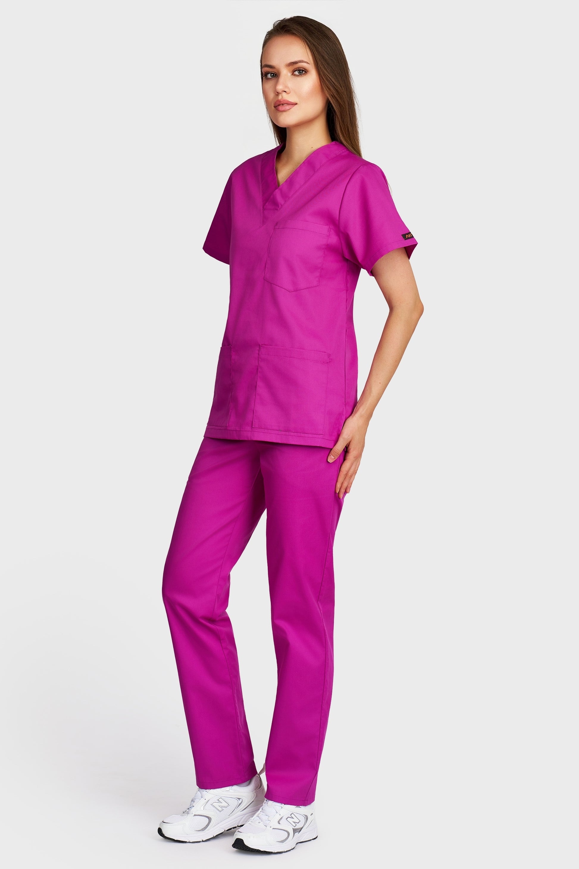 Costum medical femei fucsia - bluza medicala cu guler in V si pantaloni cu elastic si snur, vedere laterala - AKITEX