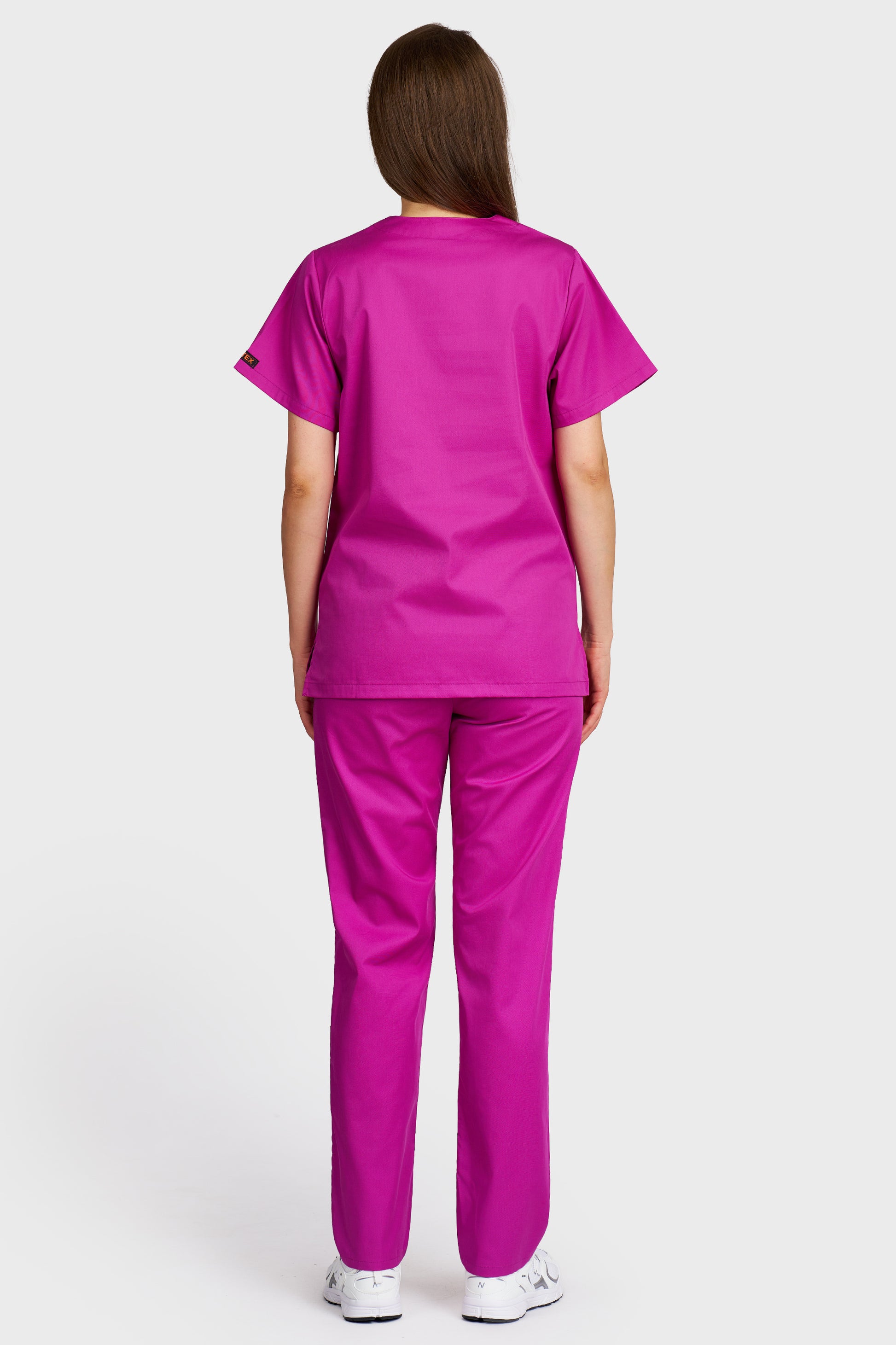 Costum medical femei fucsia - bluza medicala cu guler in V si pantaloni cu elastic si snur, vedere din spate - AKITEX