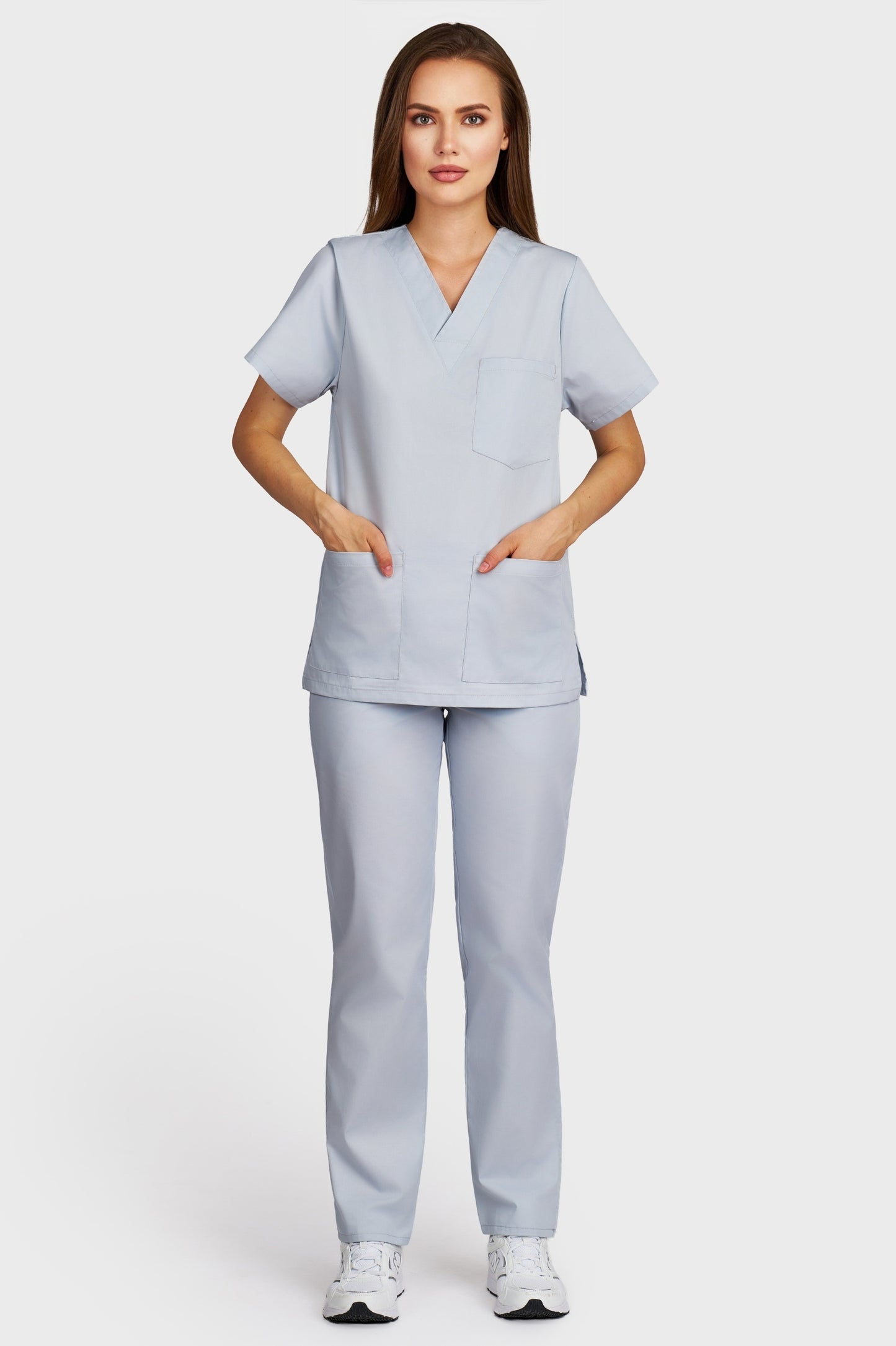 Costum medical femei gri - bluza medicala cu guler in V si pantaloni cu elastic si snur, vedere din fata - AKITEX