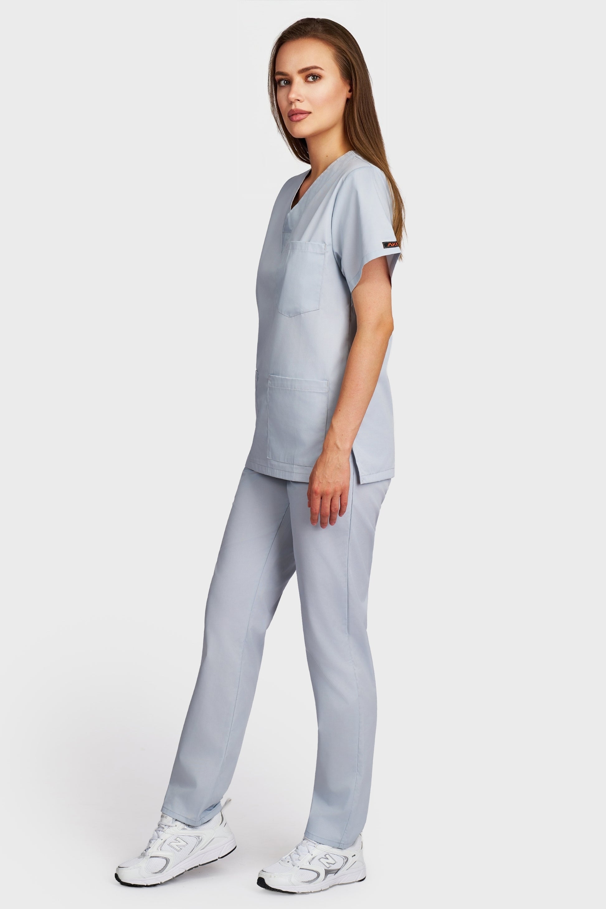 Costum medical femei gri - bluza medicala cu guler in V si pantaloni cu elastic si snur, vedere laterala - AKITEX