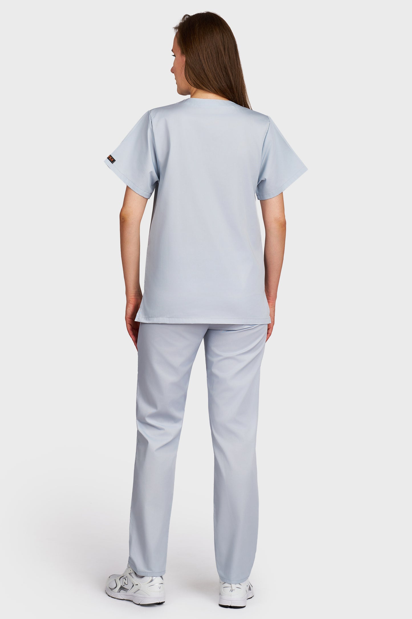 Costum medical femei gri - bluza medicala cu guler in V si pantaloni cu elastic si snur, vedere din spate - AKITEX