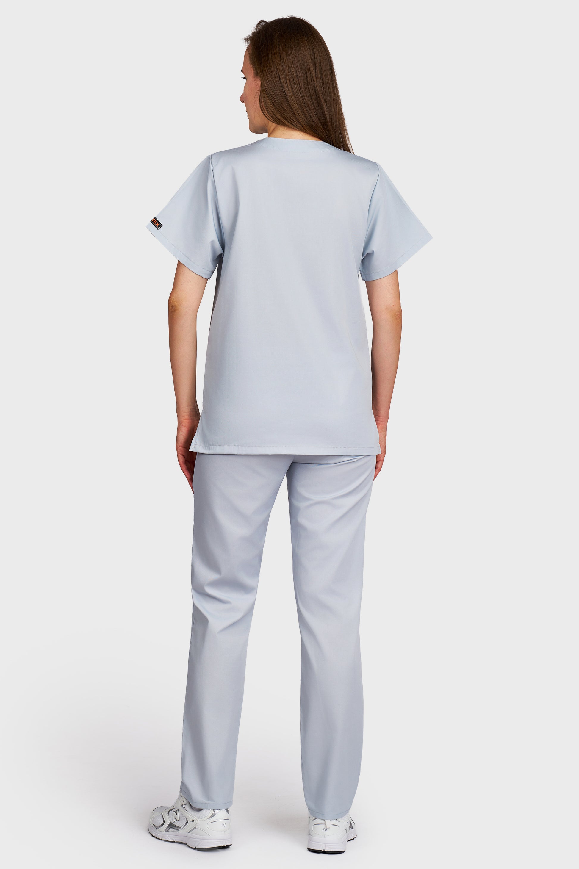 Costum medical femei gri - bluza medicala cu guler in V si pantaloni cu elastic si snur, vedere din spate - AKITEX
