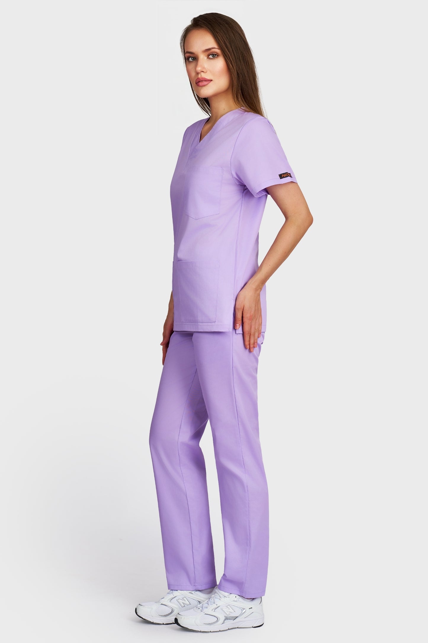 Costum medical femei lila - bluza medicala cu guler in V si pantaloni cu elastic si snur, vedere laterala - AKITEX