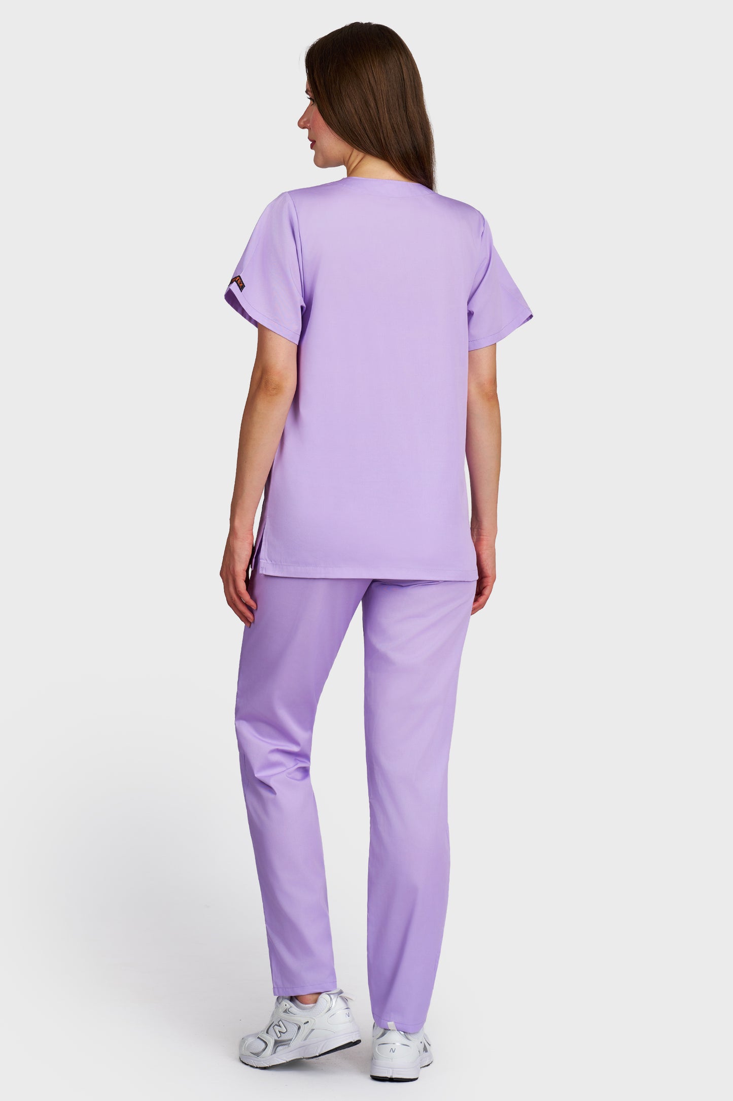 Costum medical femei lila - bluza medicala cu guler in V si pantaloni cu elastic si snur, vedere din spate - AKITEX