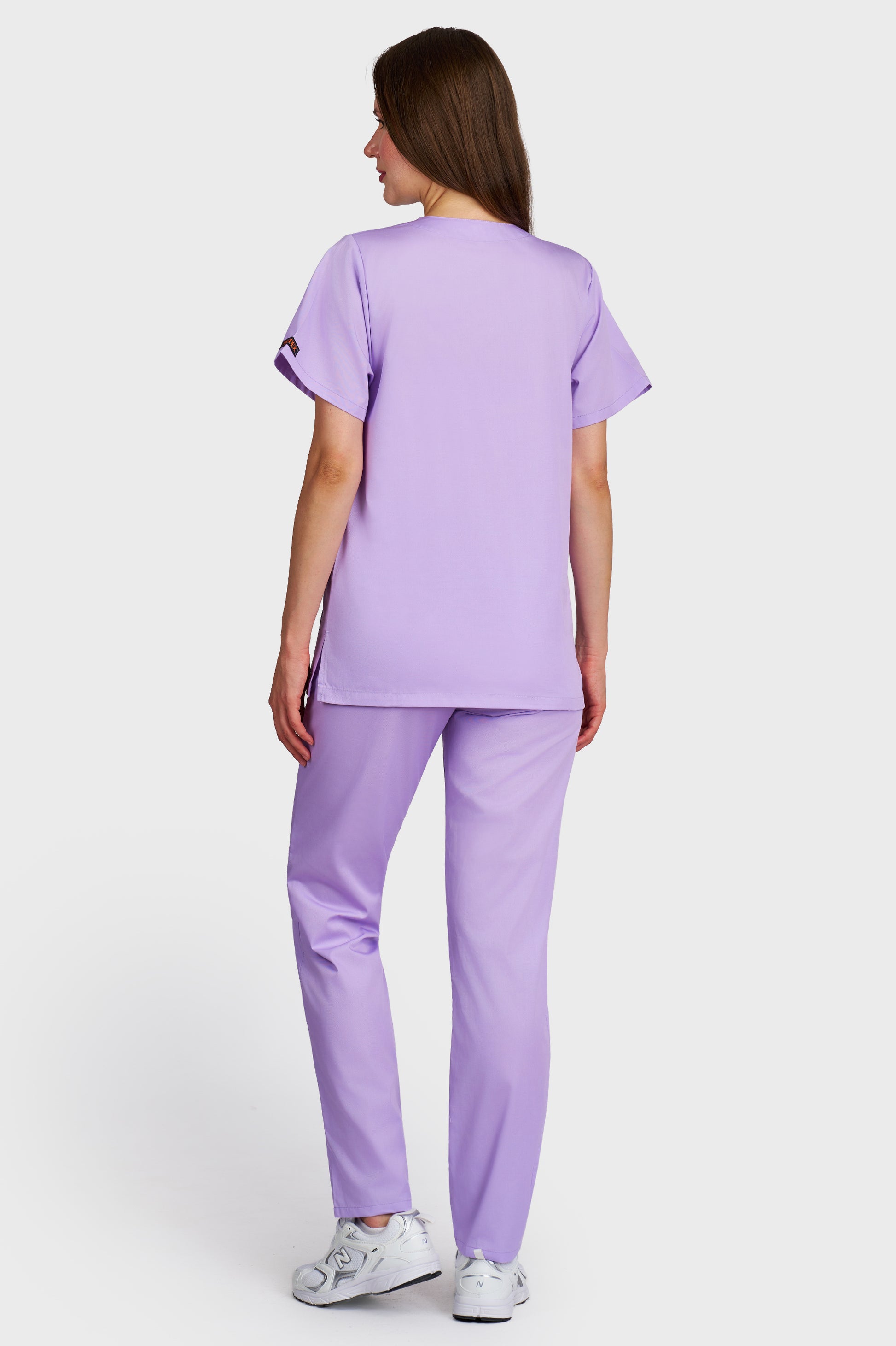Costum medical femei lila - bluza medicala cu guler in V si pantaloni cu elastic si snur, vedere din spate - AKITEX