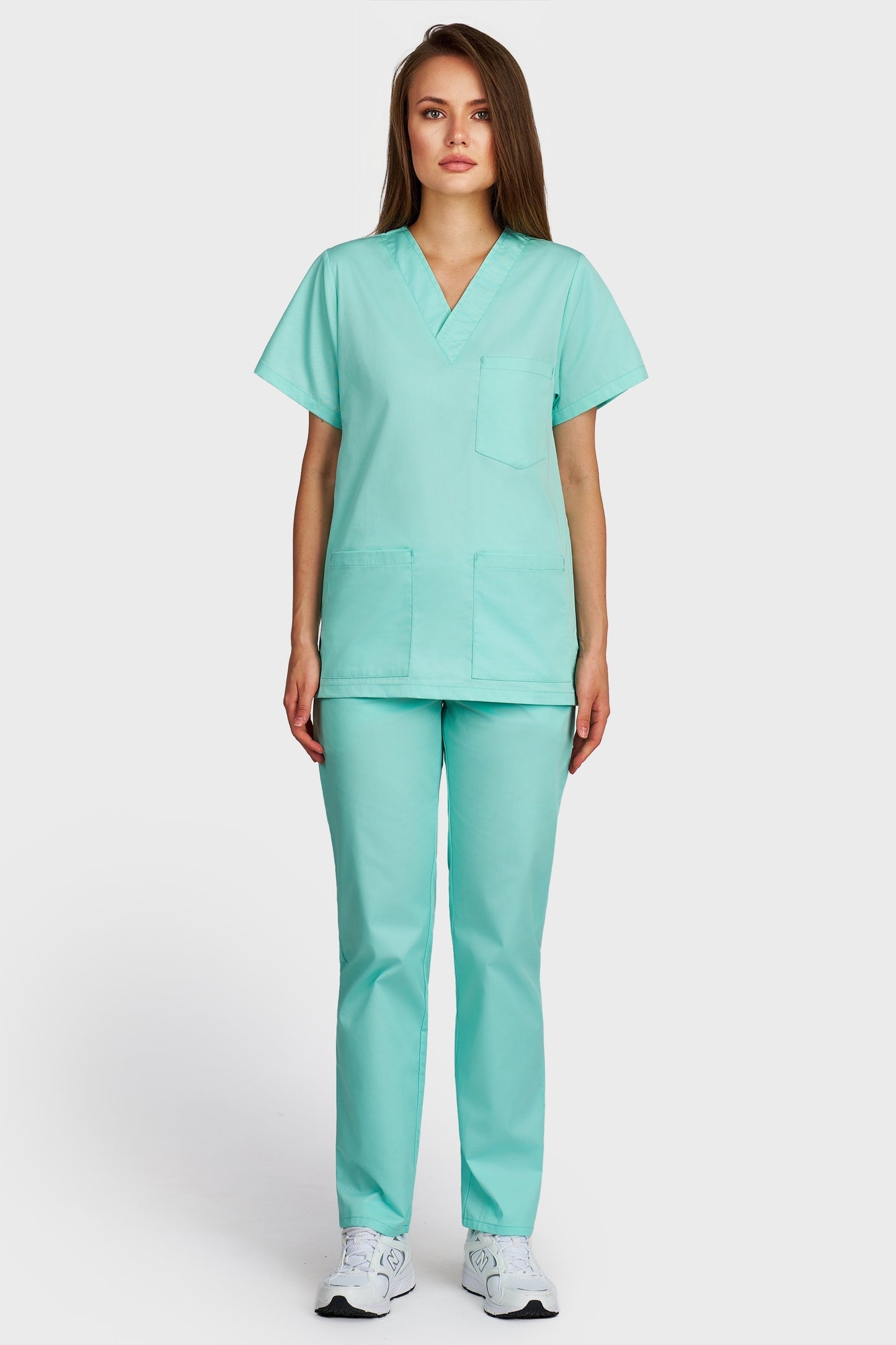 Costum medical femei menta - bluza medicala cu guler in V si pantaloni cu elastic si snur, vedere din fata - AKITEX