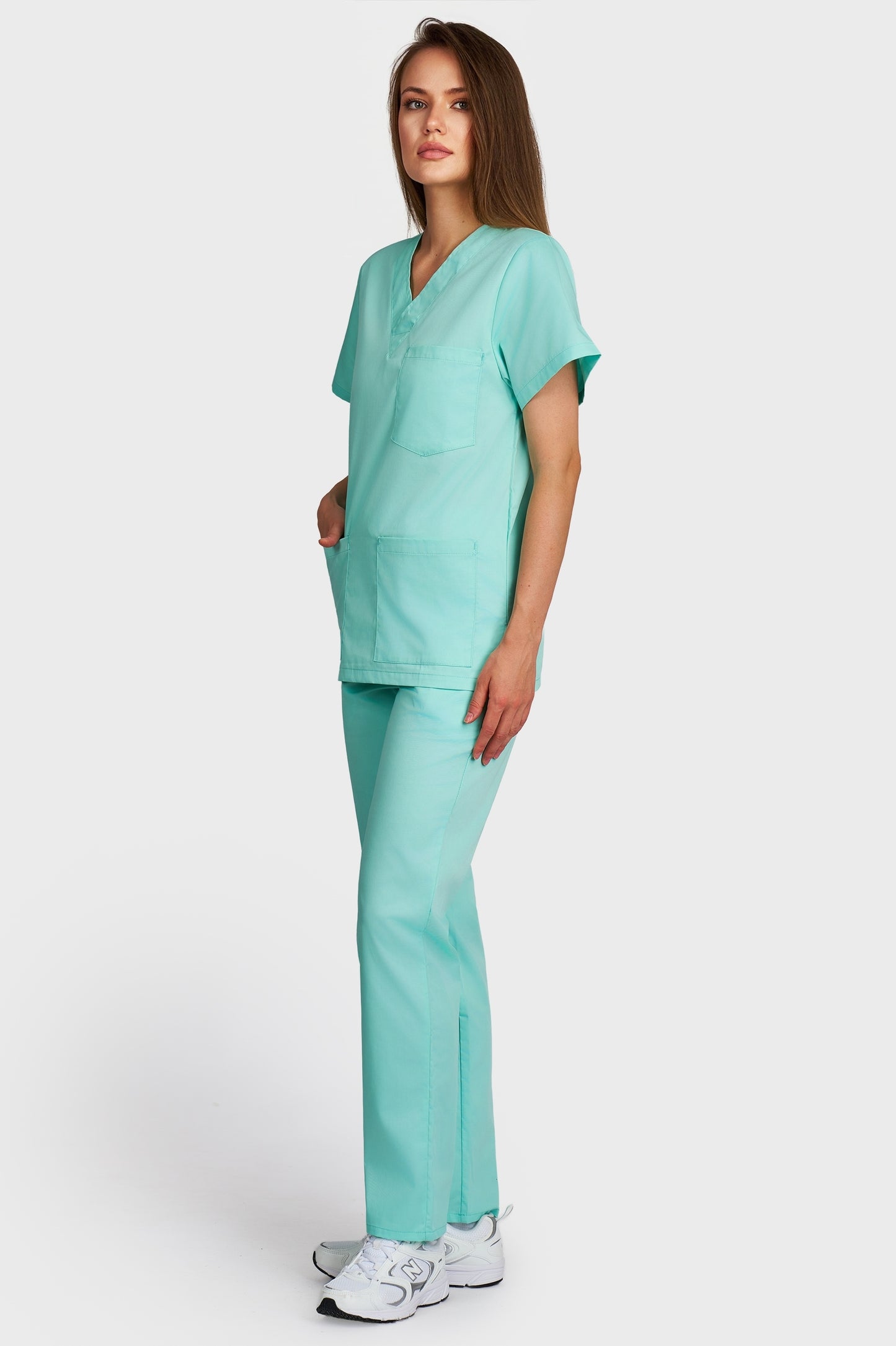Costum medical femei menta - bluza medicala cu guler in V si pantaloni cu elastic si snur, vedere laterala - AKITEX