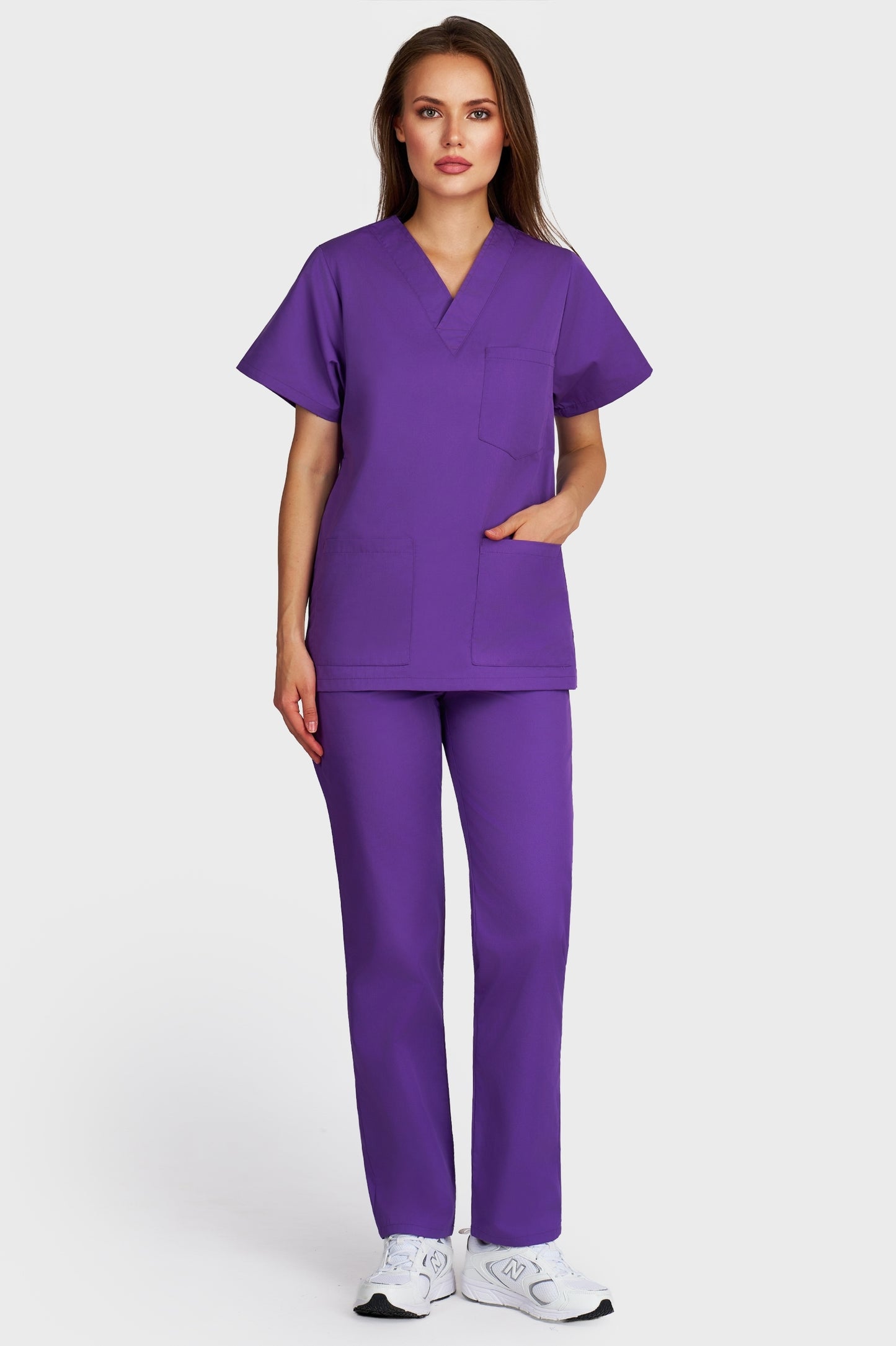 Costum medical femei mov - bluza medicala cu guler in V si pantaloni cu elastic si snur, vedere din fata - AKITEX