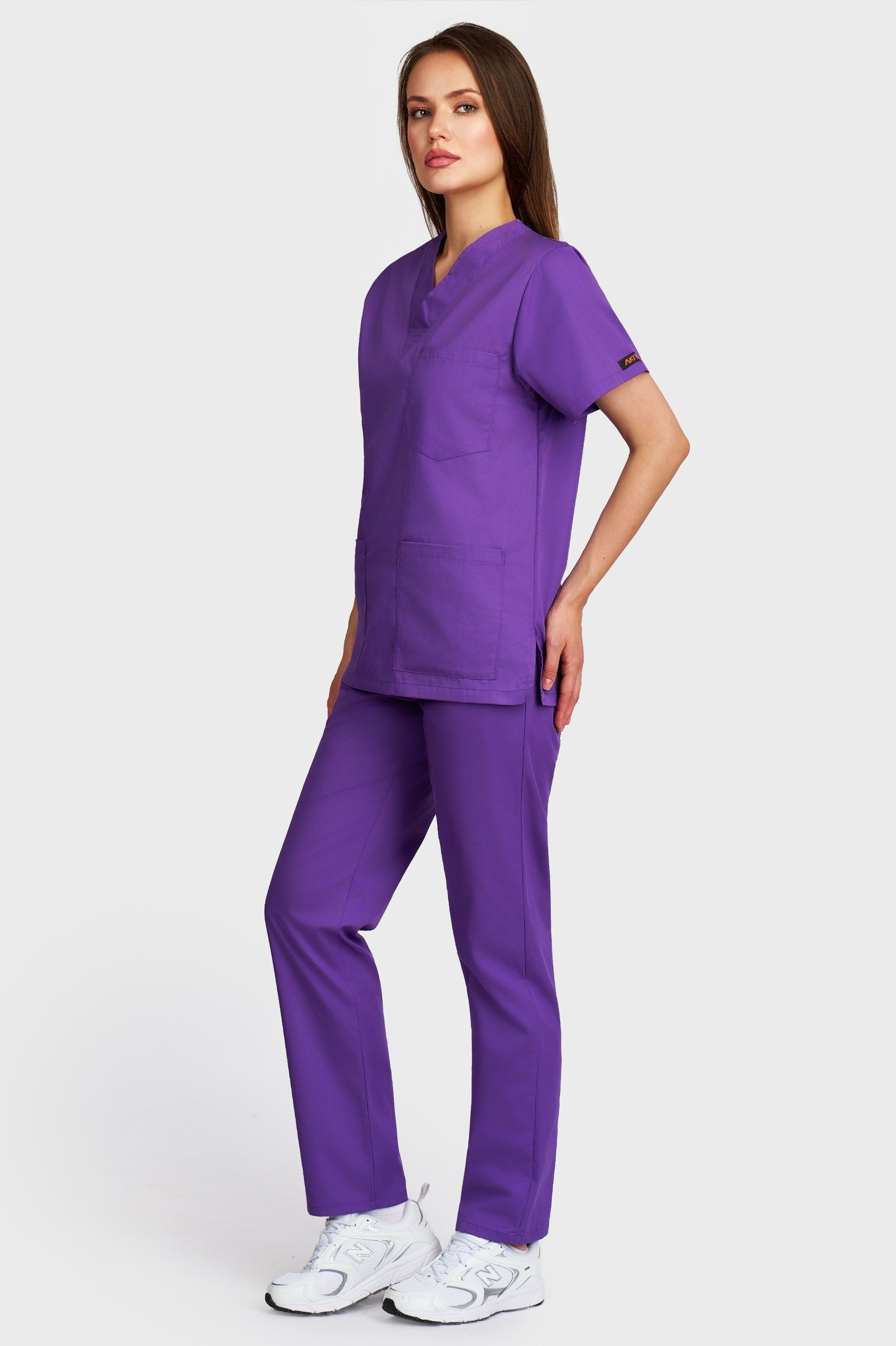 Costum medical femei mov - bluza medicala cu guler in V si pantaloni cu elastic si snur, vedere laterala - AKITEX