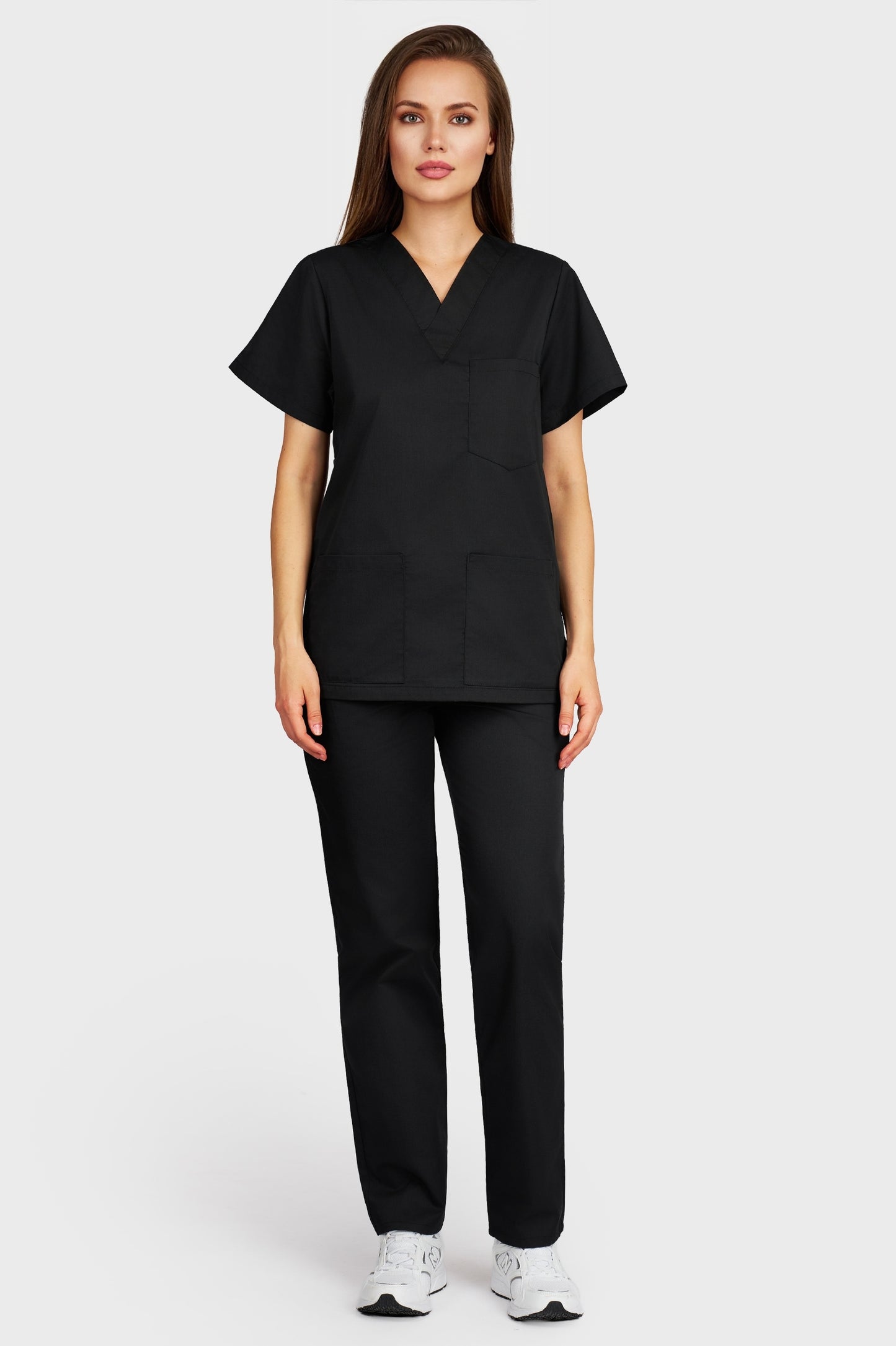 Costum medical femei negru - bluza medicala cu guler in V si pantaloni cu elastic si snur, vedere din fata - AKITEX