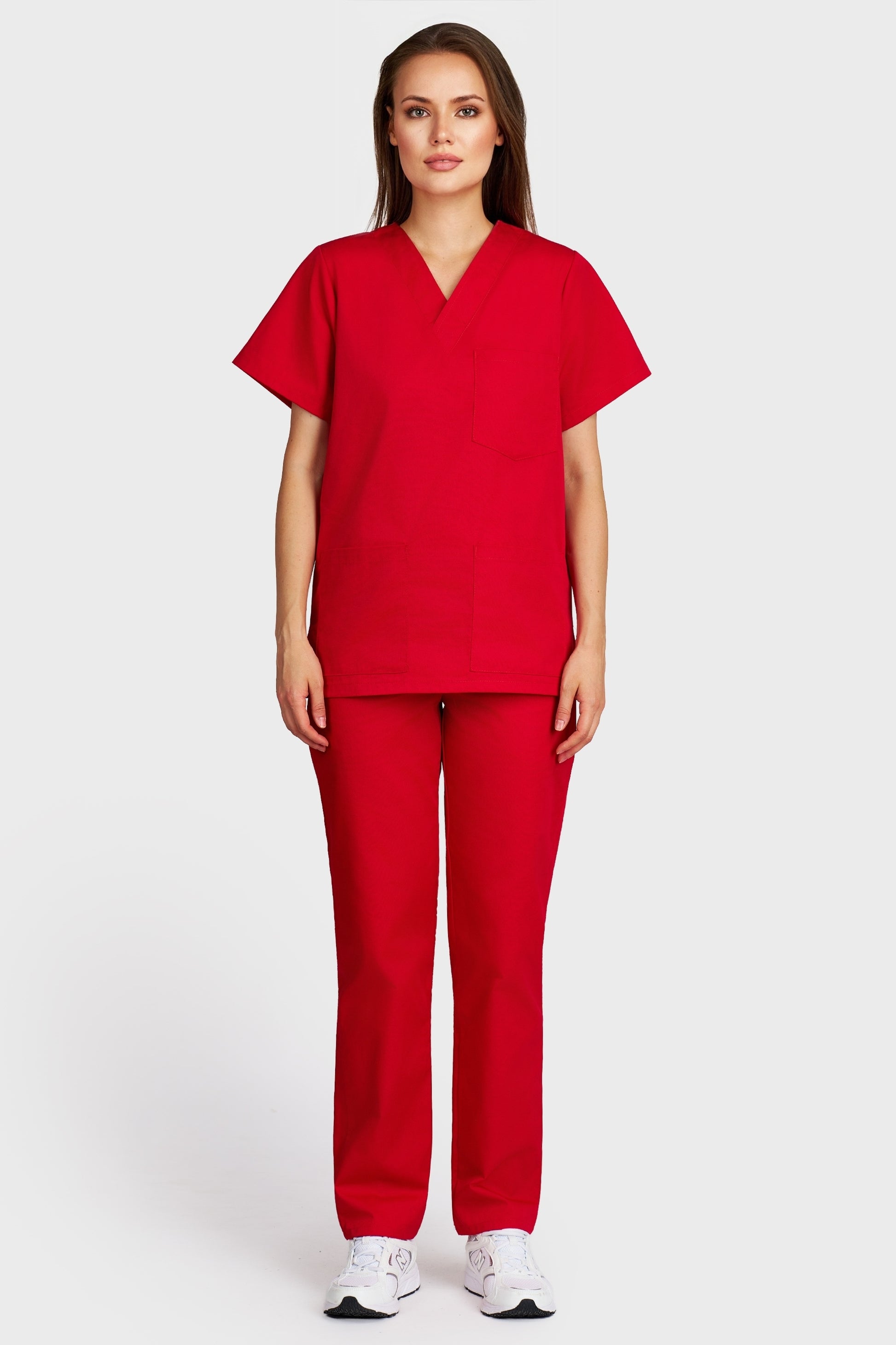 Costum medical femei rosu - bluza medicala cu guler in V si pantaloni cu elastic si snur, vedere din fata - AKITEX