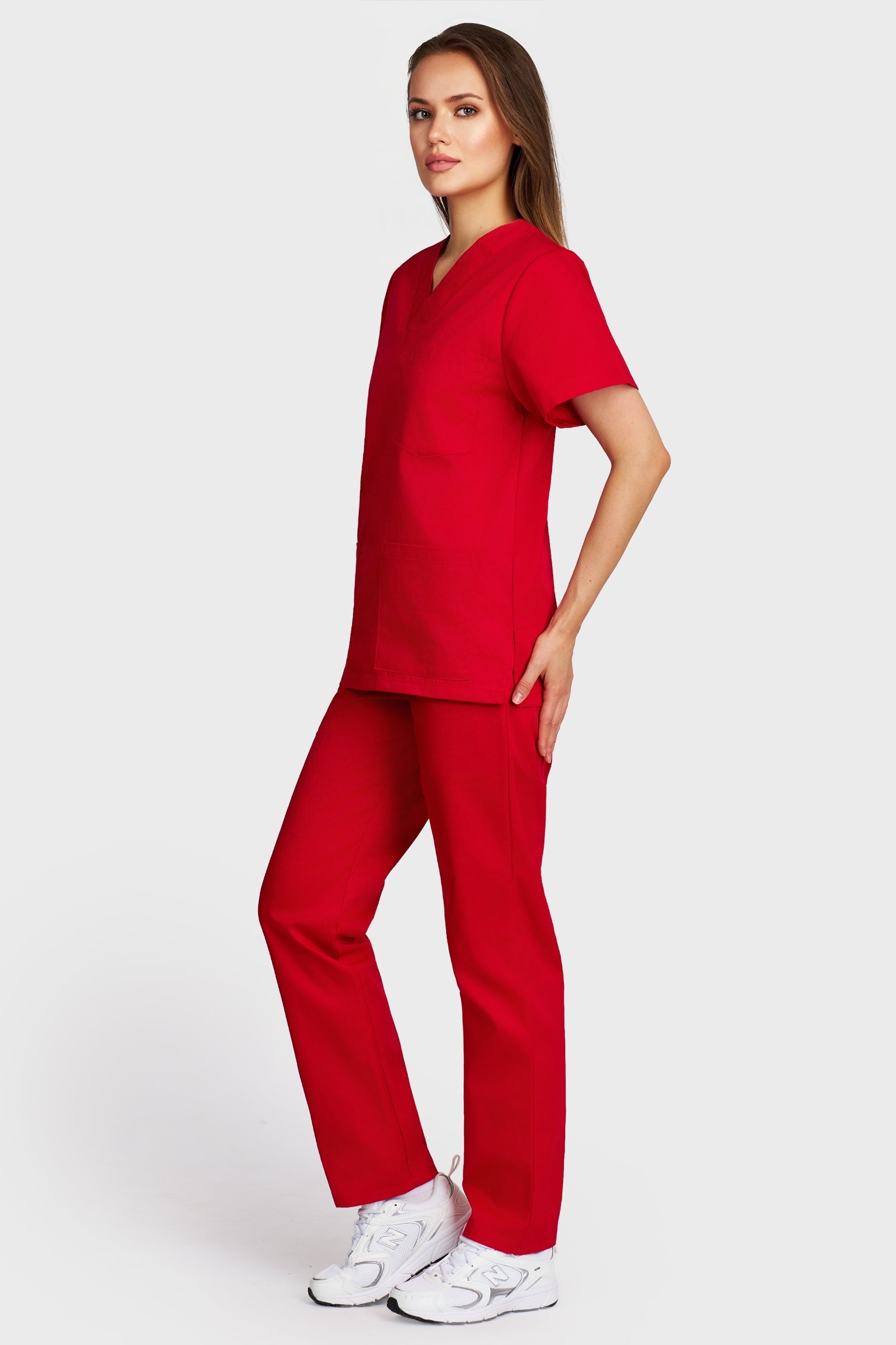 Costum medical femei rosu - bluza medicala cu guler in V si pantaloni cu elastic si snur, vedere laterala - AKITEX
