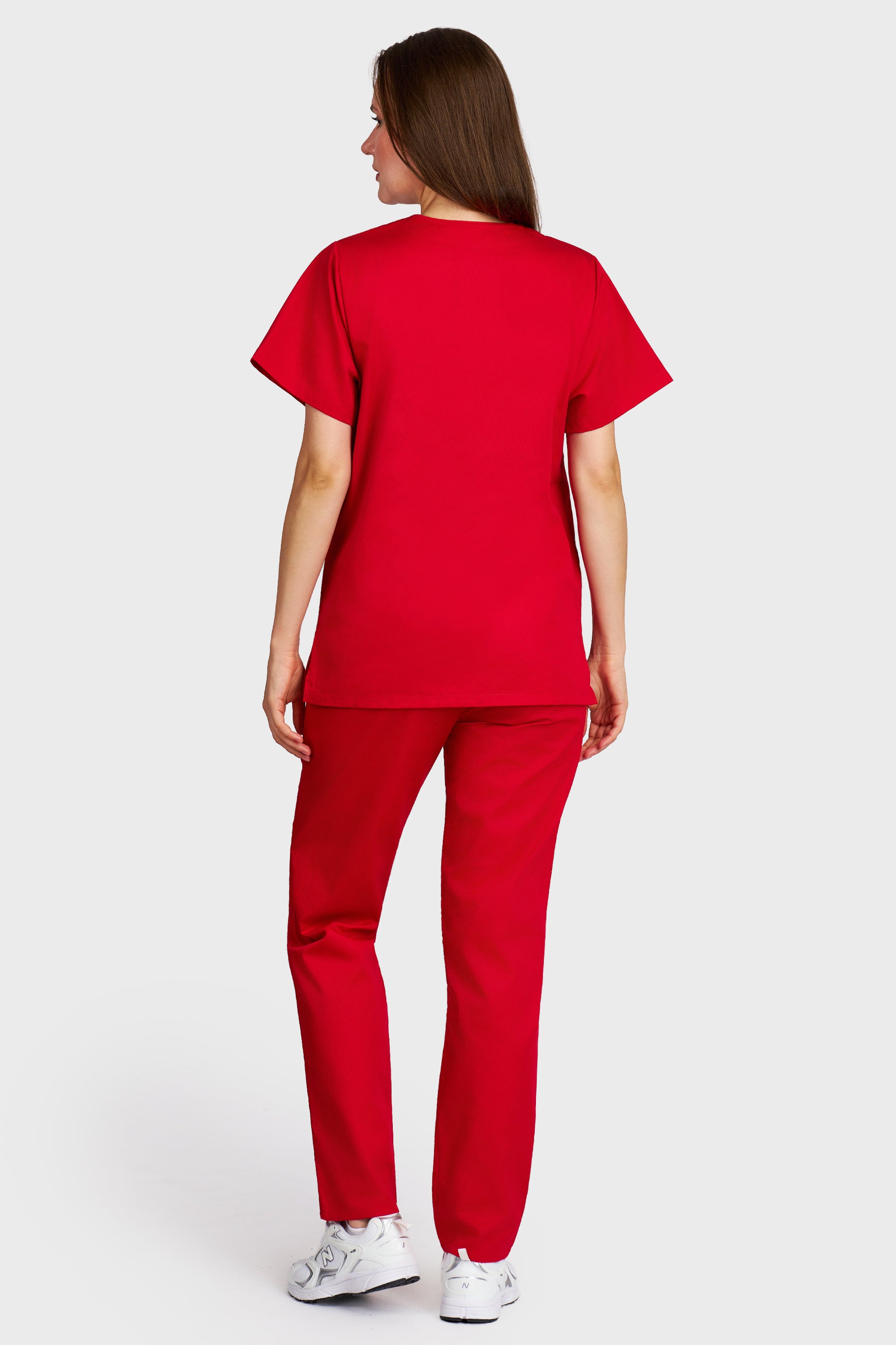 Costum medical femei rosu - bluza medicala cu guler in V si pantaloni cu elastic si snur, vedere din spate - AKITEX