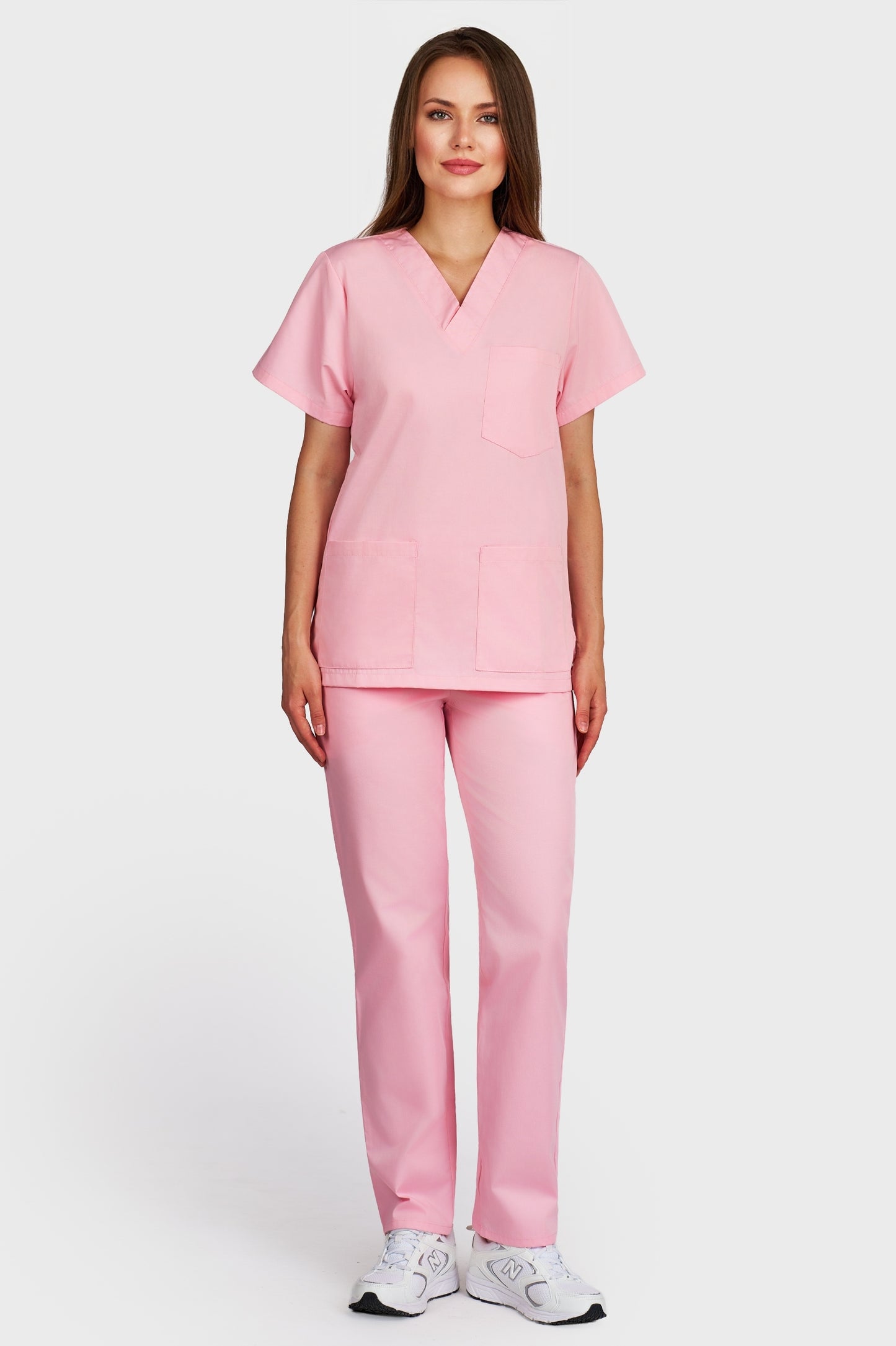 Costum medical femei roz - bluza medicala cu guler in V si pantaloni cu elastic si snur, vedere din fata - AKITEX
