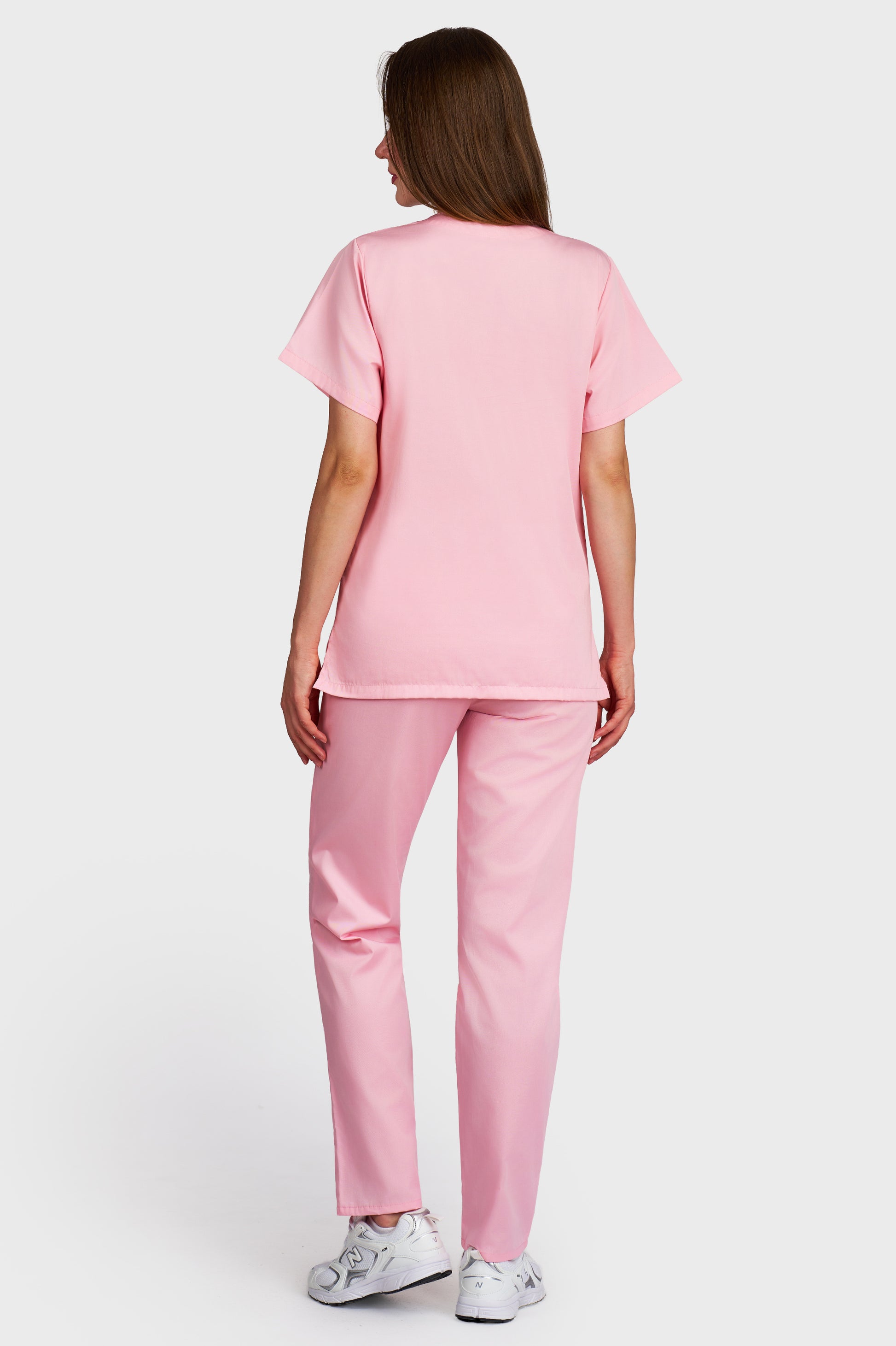 Costum medical femei roz - bluza medicala cu guler in V si pantaloni cu elastic si snur, vedere din spate - AKITEX