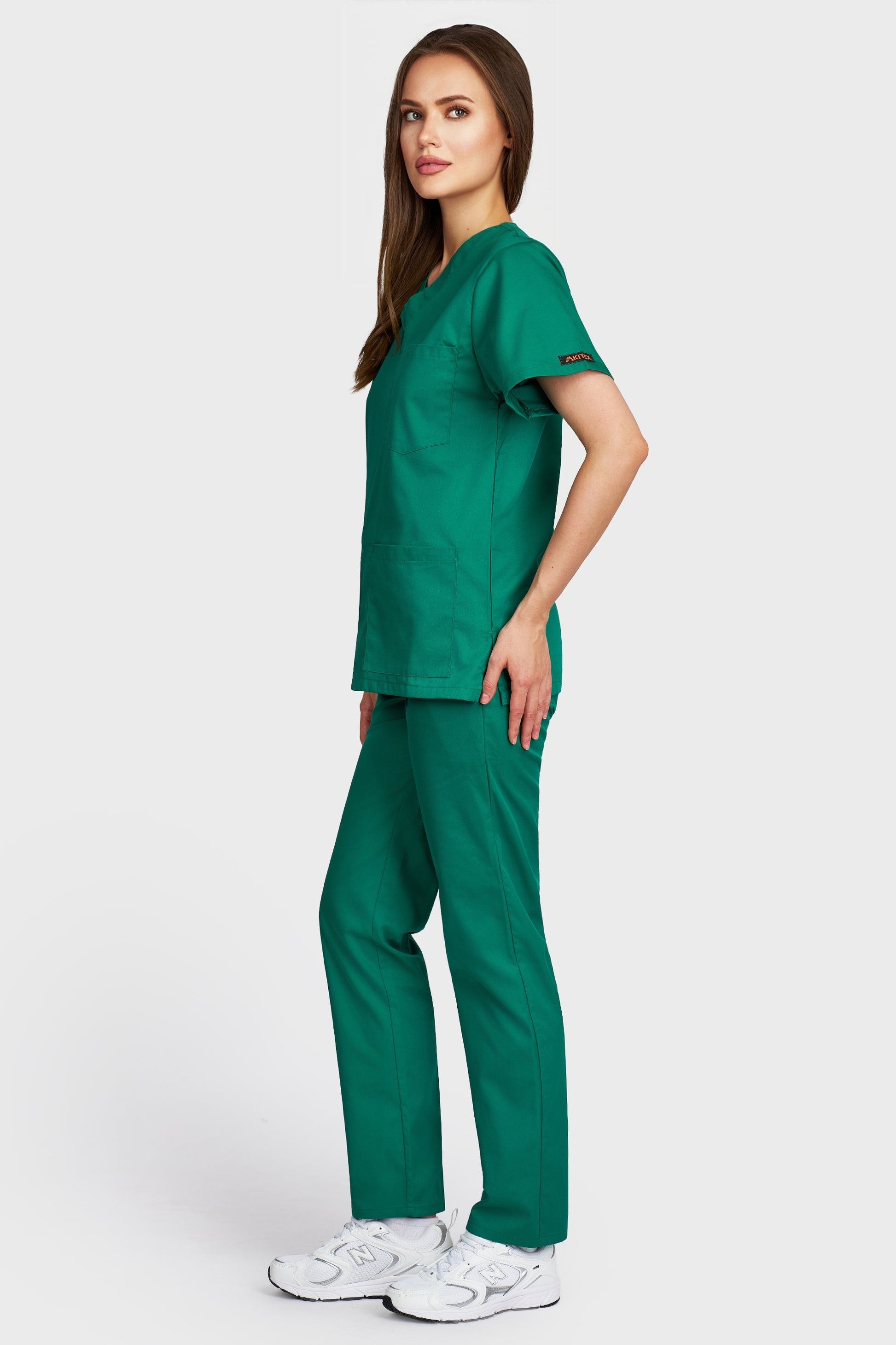 Costum medical femei verde - bluza medicala cu guler in V si pantaloni cu elastic si snur, vedere laterala - AKITEX