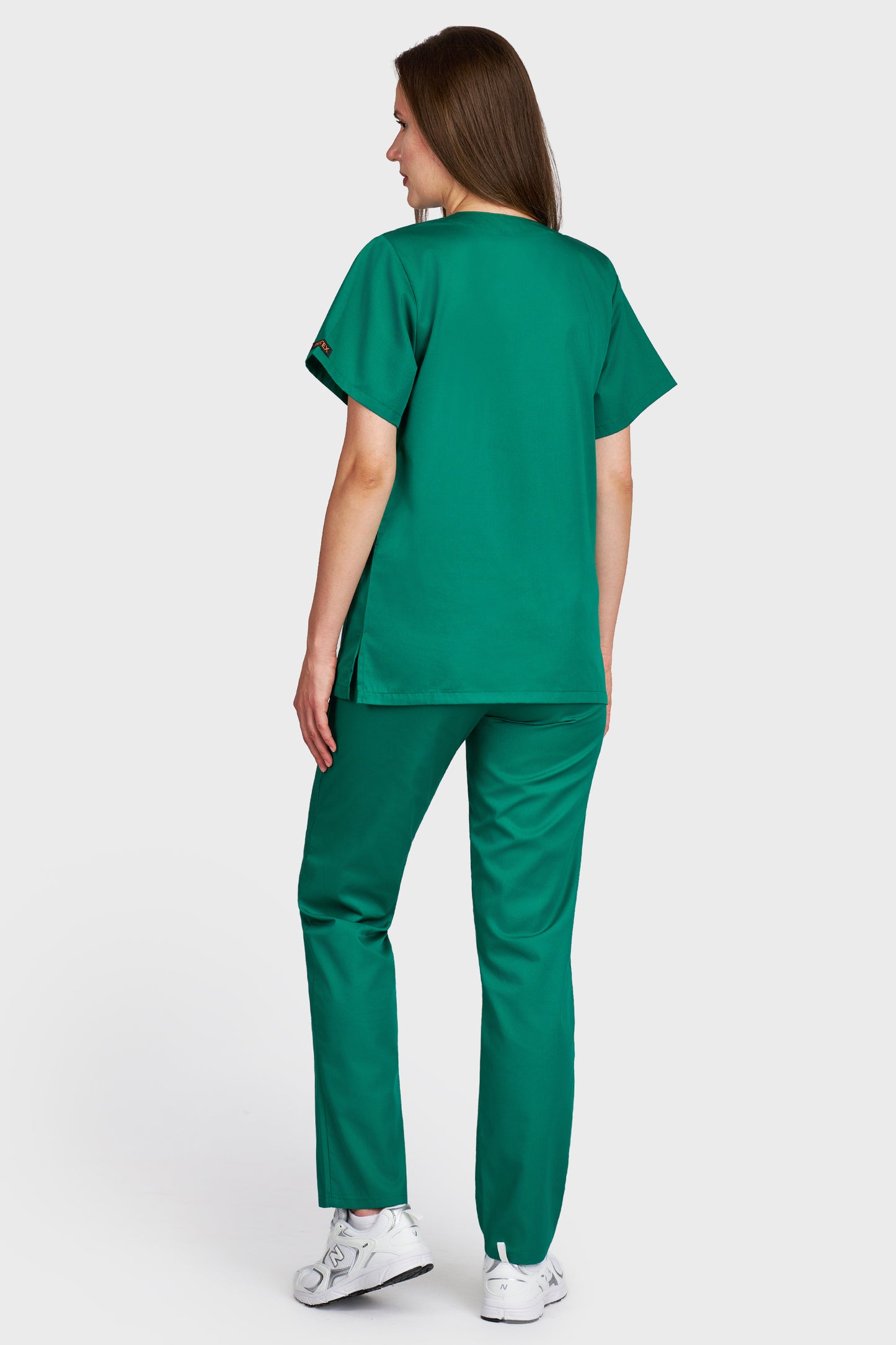 Costum medical femei verde - bluza medicala cu guler in V si pantaloni cu elastic si snur, vedere din spate - AKITEX
