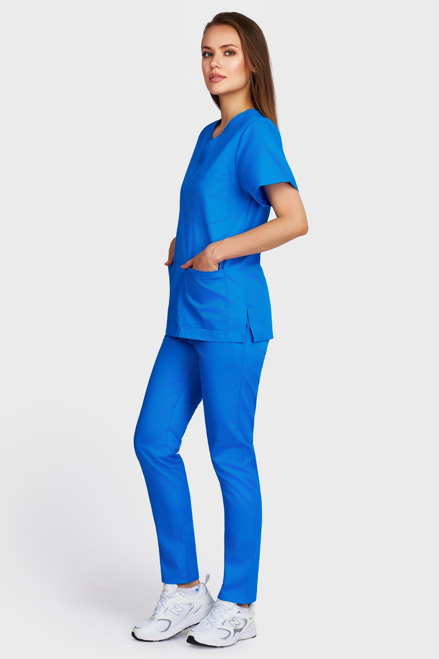 Costum medical femei turquoise - bluza medicala cu guler in V si pantaloni cu elastic, vedere laterala - AKITEX
