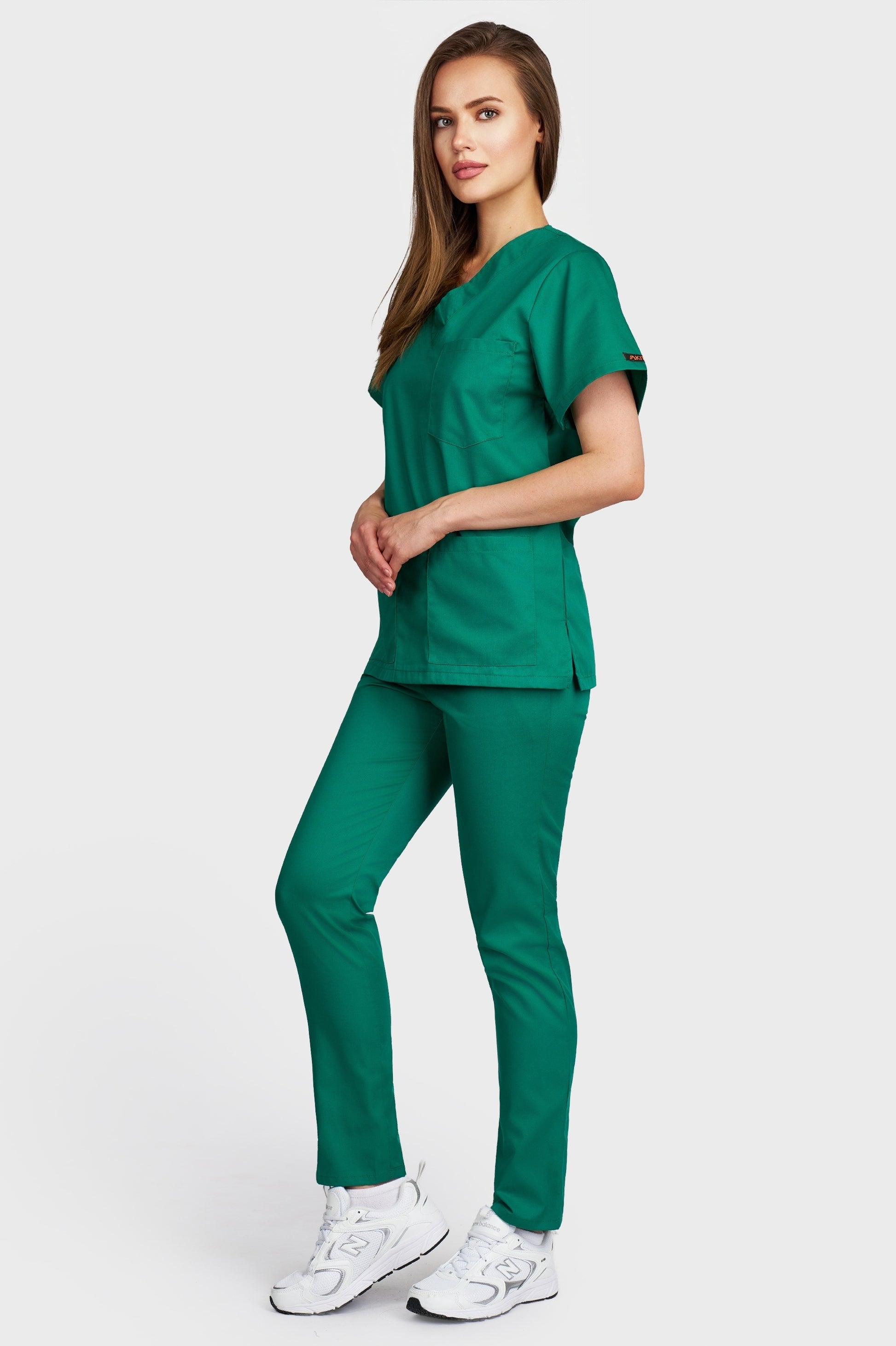 Costum medical femei verde - bluza medicala cu guler in V si pantaloni cu elastic, vedere laterala - AKITEX